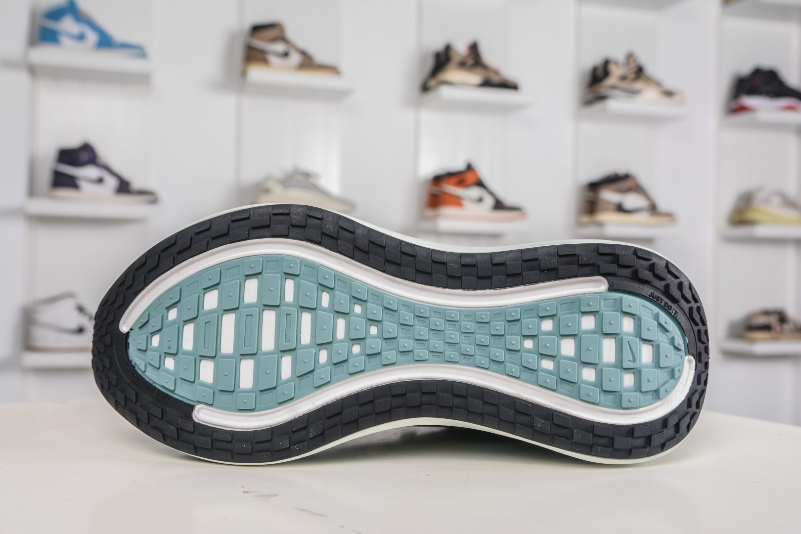 Nike Air Zoom Vomero PLUS 全新科技提前原鞋开发 运动跑鞋 HV8150-300-Top High Quatity Cheap Sneakers Fashion Clothing Clothes Bags handbags Shoes of all Brand wholesale With The best Quality And Beautiful Price from China Factory Chinese suppliers wholesaler seller Nike Air Zoom Vomero PLUS 全新科技提前原鞋开发 运动跑鞋 HV8150-300