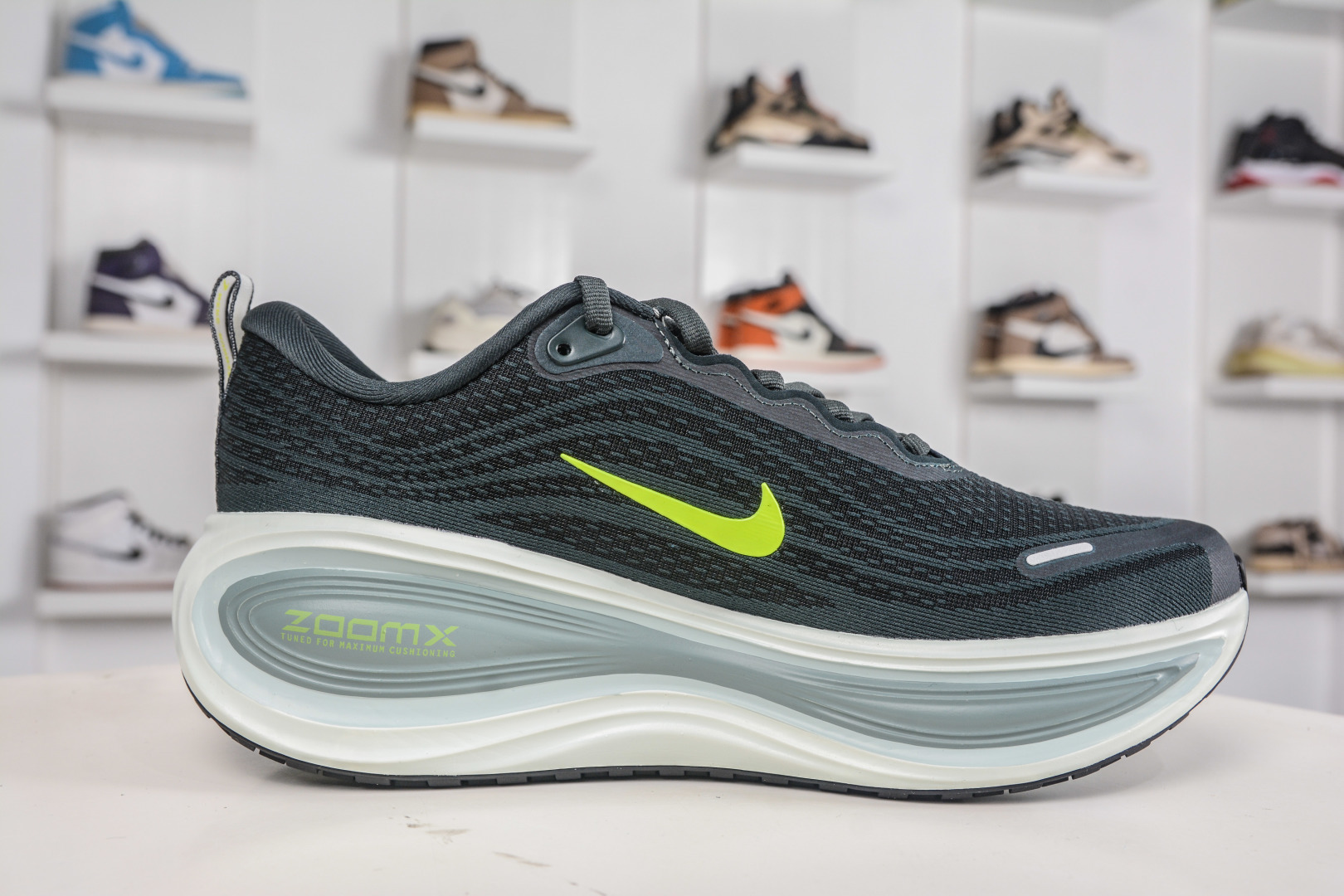Nike Air Zoom Vomero PLUS 全新科技提前原鞋开发 运动跑鞋 HV8150-300-Top High Quatity Cheap Sneakers Fashion Clothing Clothes Bags handbags Shoes of all Brand wholesale With The best Quality And Beautiful Price from China Factory Chinese suppliers wholesaler seller Nike Air Zoom Vomero PLUS 全新科技提前原鞋开发 运动跑鞋 HV8150-300
