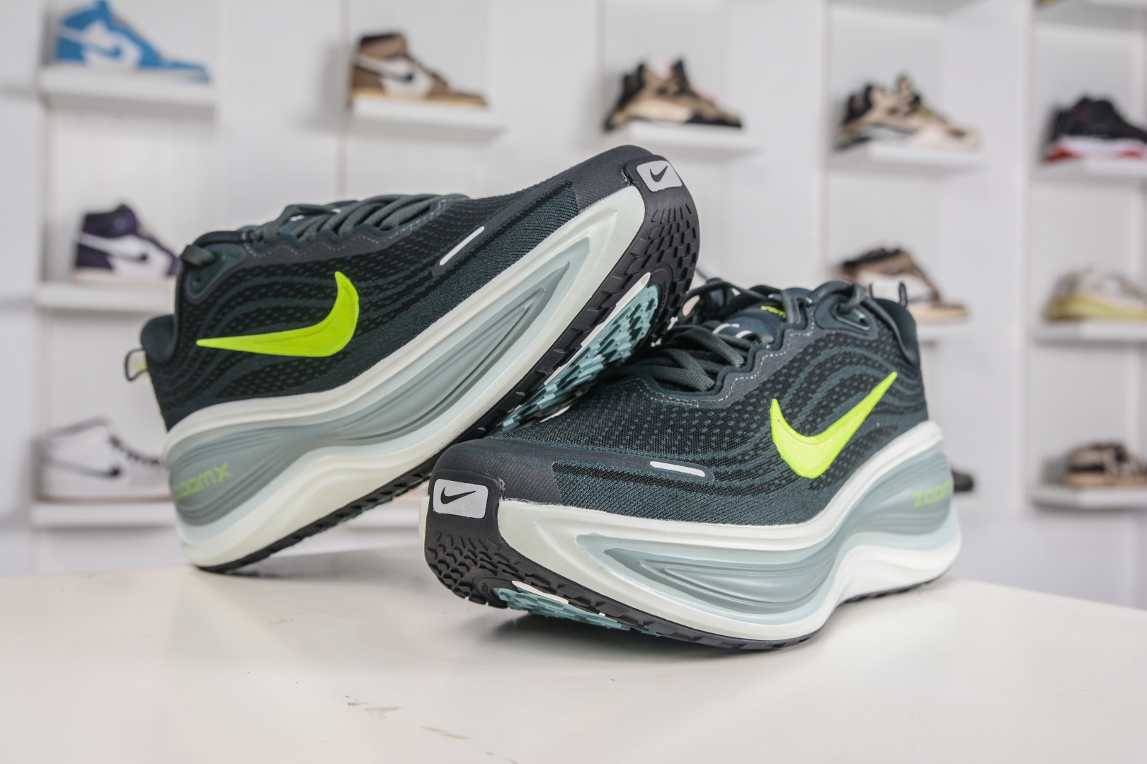 Nike Air Zoom Vomero PLUS 全新科技提前原鞋开发 运动跑鞋 HV8150-300-Top High Quatity Cheap Sneakers Fashion Clothing Clothes Bags handbags Shoes of all Brand wholesale With The best Quality And Beautiful Price from China Factory Chinese suppliers wholesaler seller Nike Air Zoom Vomero PLUS 全新科技提前原鞋开发 运动跑鞋 HV8150-300