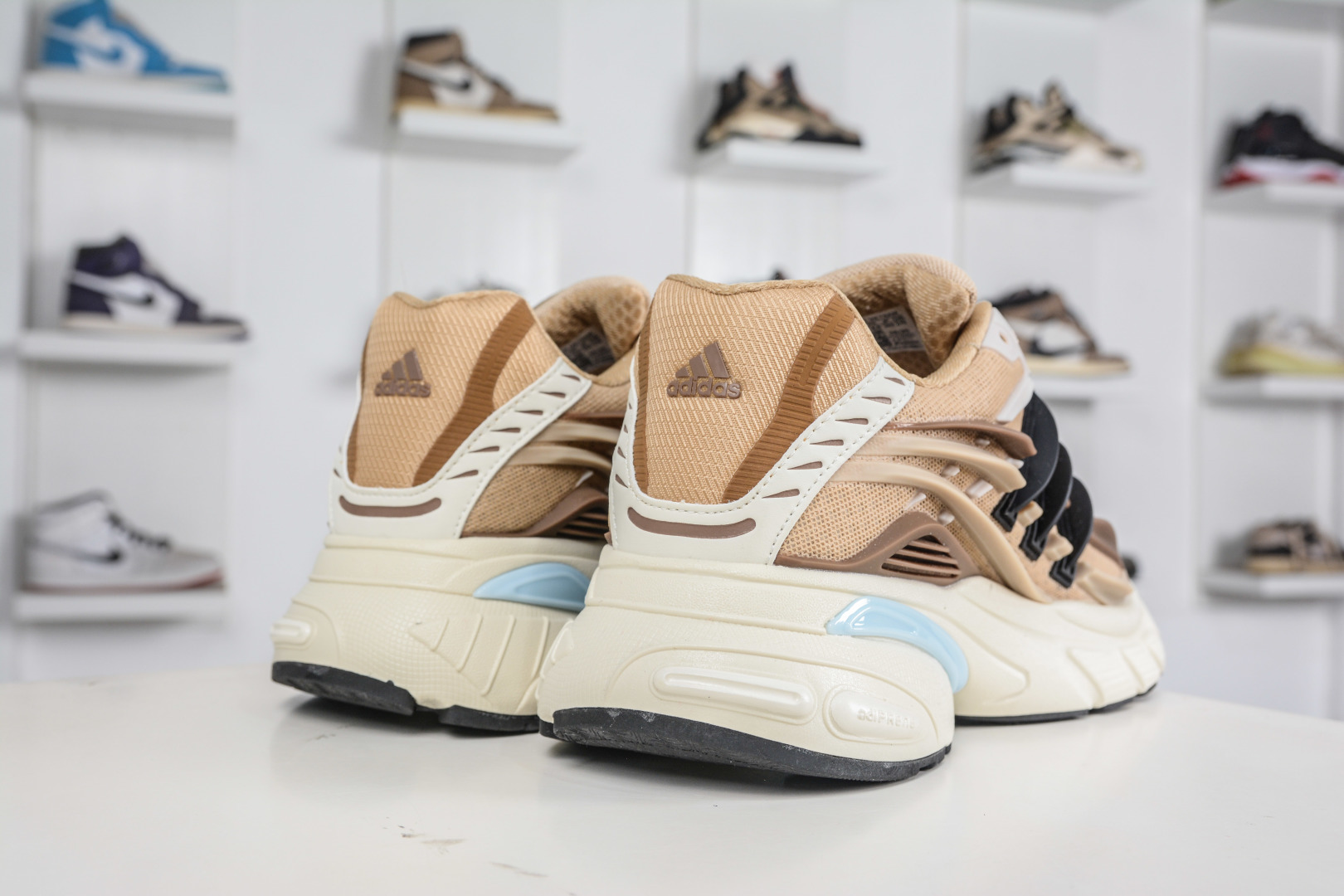 Pharrell x adidas Adistar Jellyfish 低帮复古风老爹鞋 JP9277 Pharrell x adidas Adistar Jellyfish 低帮复古风老爹鞋 JP9277