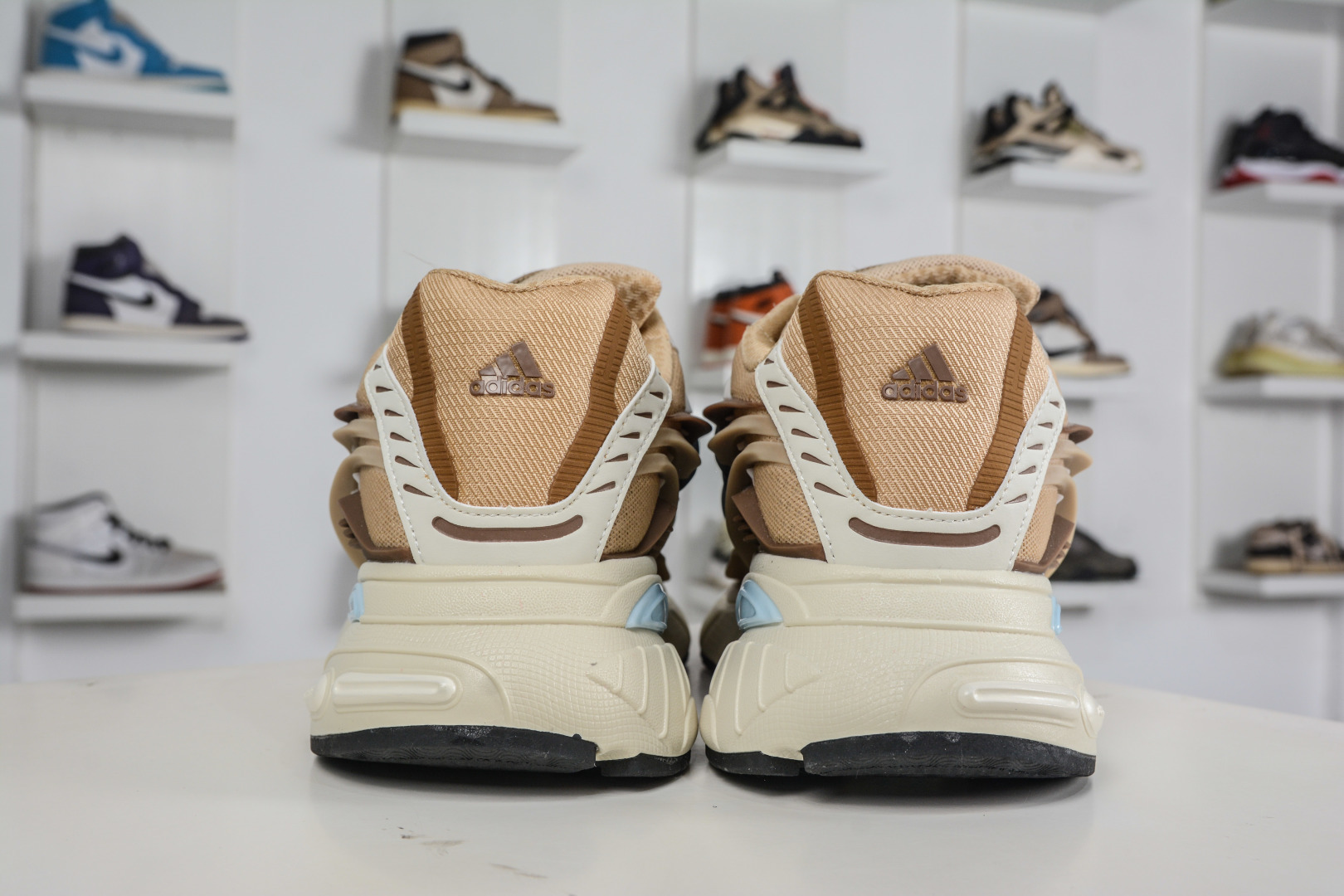 Pharrell x adidas Adistar Jellyfish 低帮复古风老爹鞋 JP9277 Pharrell x adidas Adistar Jellyfish 低帮复古风老爹鞋 JP9277