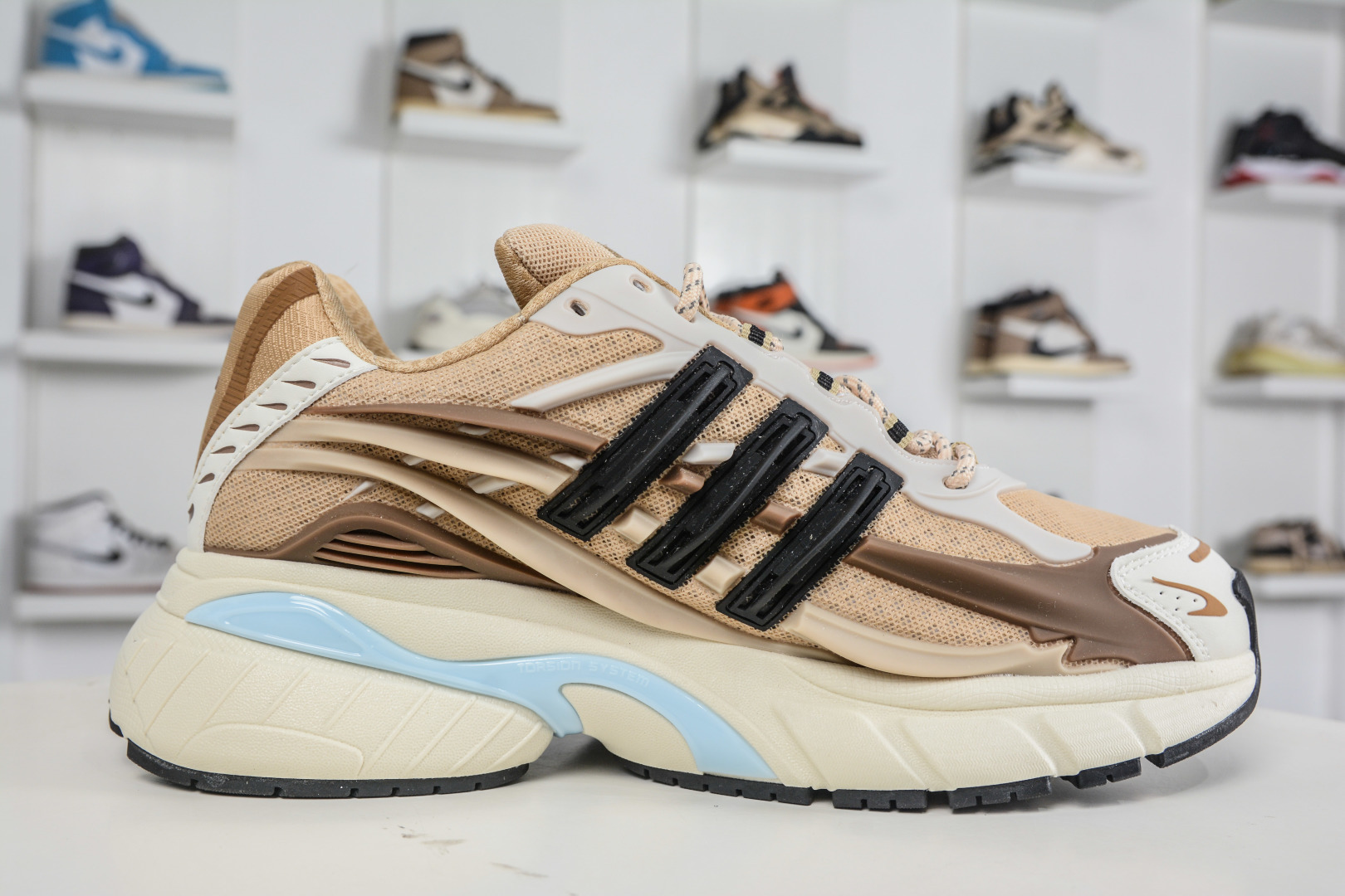 Pharrell x adidas Adistar Jellyfish 低帮复古风老爹鞋 JP9277 Pharrell x adidas Adistar Jellyfish 低帮复古风老爹鞋 JP9277