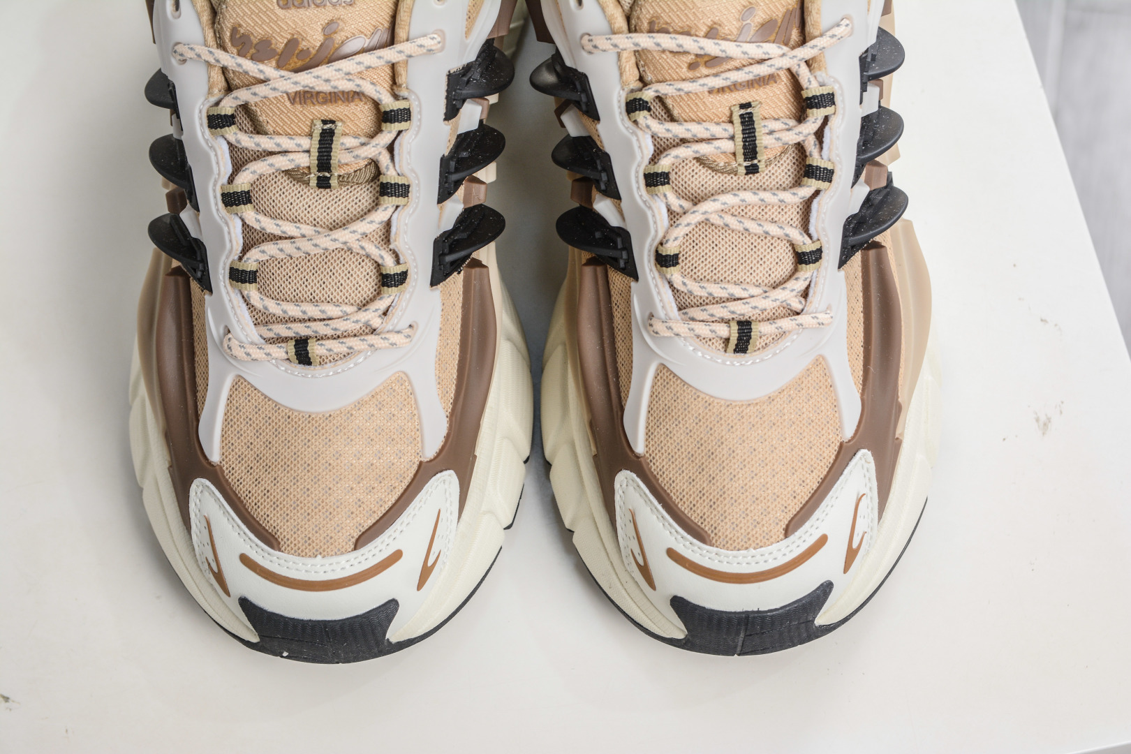 Pharrell x adidas Adistar Jellyfish 低帮复古风老爹鞋 JP9277 Pharrell x adidas Adistar Jellyfish 低帮复古风老爹鞋 JP9277