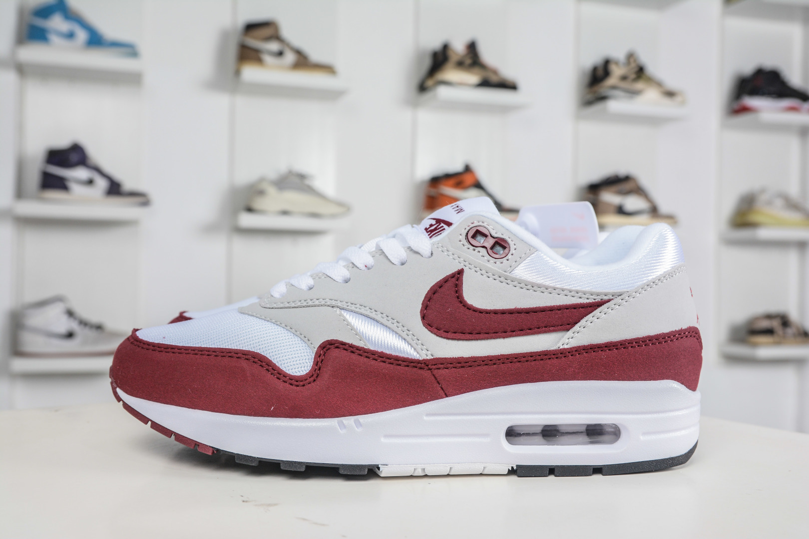 NK Air Max 1 初代复古气垫慢跑鞋 IM3906-100 NK Air Max 1 初代复古气垫慢跑鞋 IM3906-100