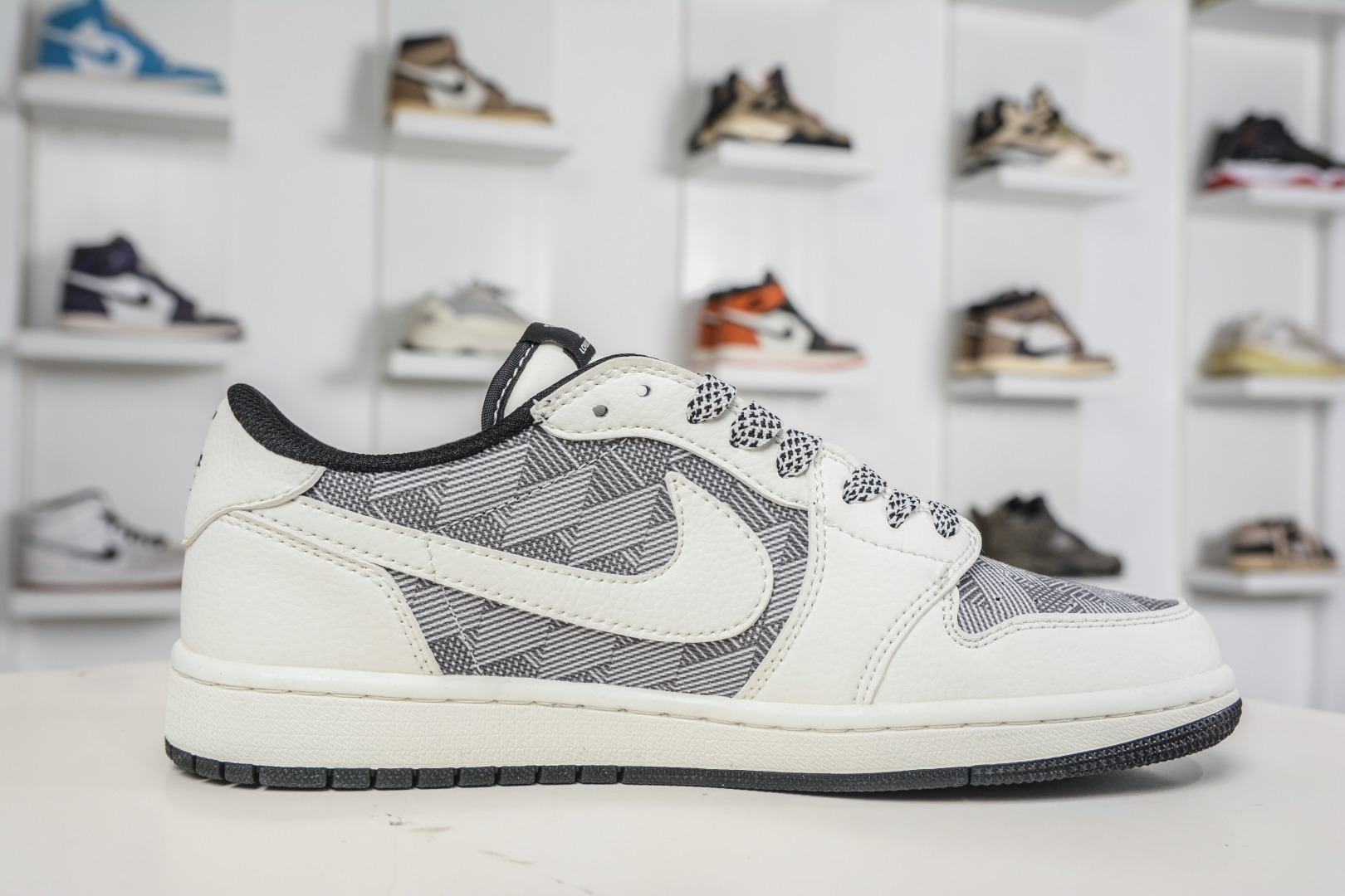 TS x Air Jordan x Louis Vuitton AJ1 Low 倒钩低帮LV联名-格纹米白黑 DZ2688-013
