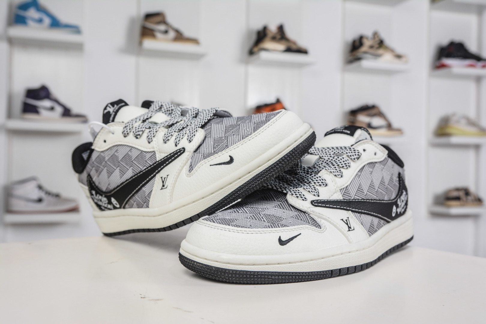 TS x Air Jordan x Louis Vuitton AJ1 Low 倒钩低帮LV联名-格纹米白黑 DZ2688-013
