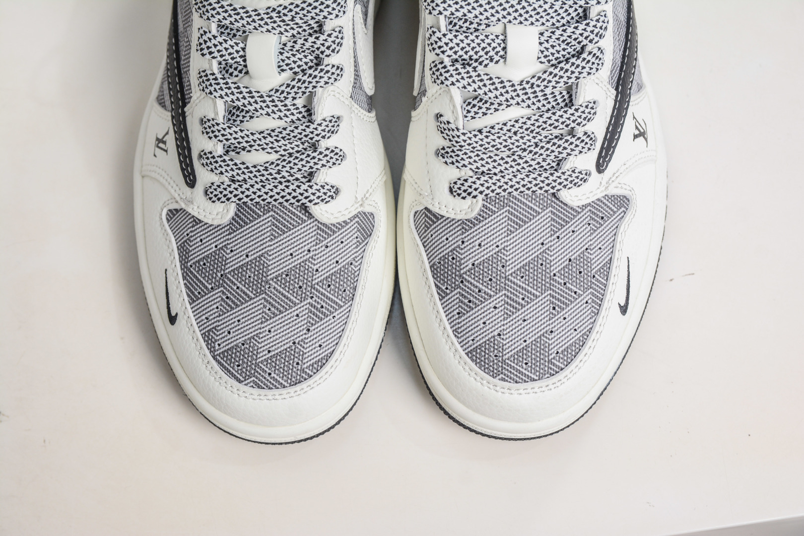 TS x Air Jordan x Louis Vuitton AJ1 Low 倒钩低帮LV联名-格纹米白黑 DZ2688-013