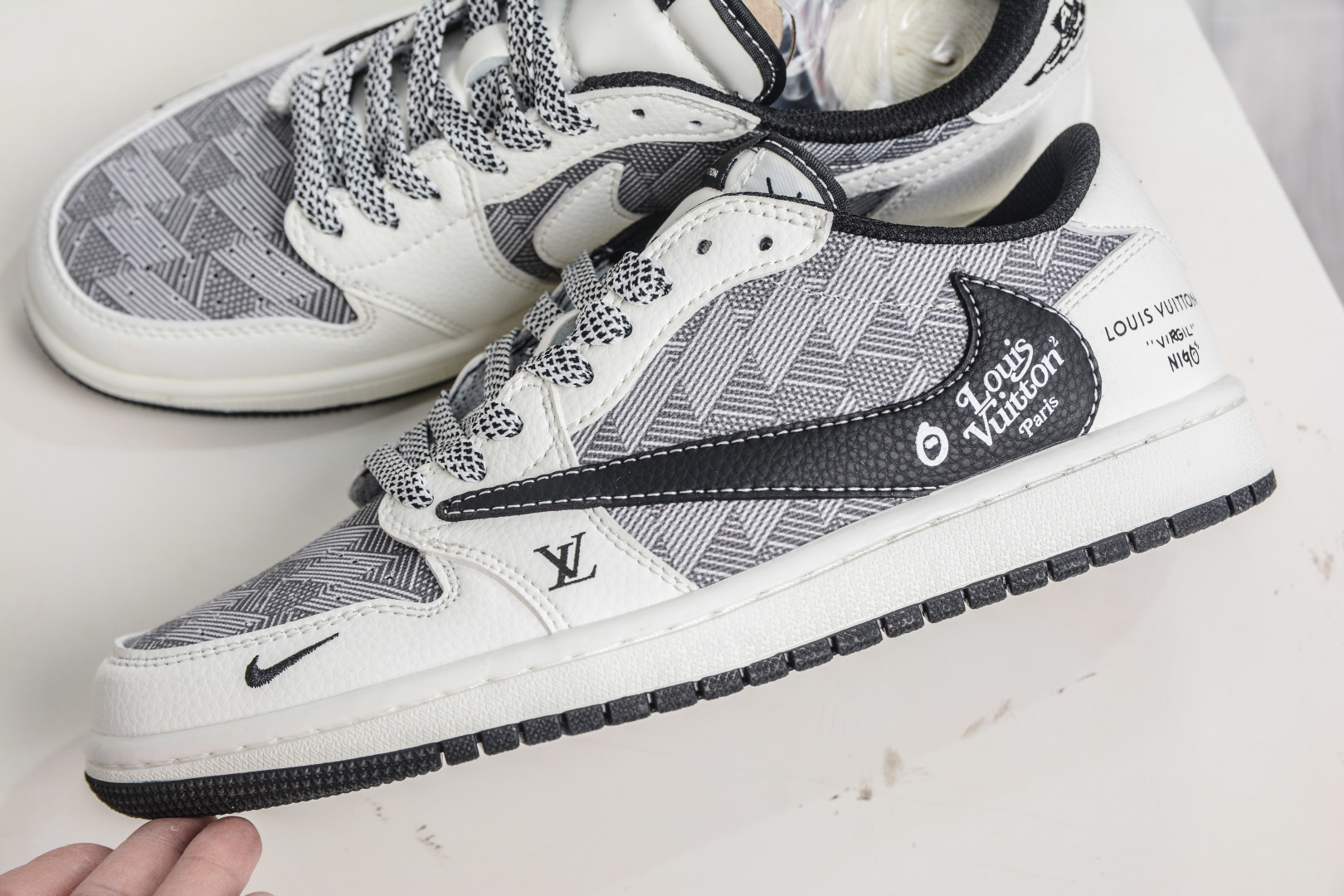 TS x Air Jordan x Louis Vuitton AJ1 Low 倒钩低帮LV联名-格纹米白黑 DZ2688-013