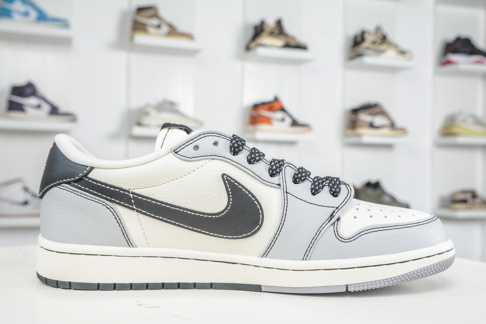 270 TS x Air Jordan x Stussy AJ1 Low 倒钩低帮联名斯图西马年限定-米灰黑 JJ3508-550-Chinese UA Cheap High Quatity Brand Clothes Bags handbags Sneakers wholesale wholesaler seller from China Factory suppliers Fashion Clothing Shoes best Quality Beautiful Price 270 TS x Air Jordan x Stussy AJ1 Low 倒钩低帮联名斯图西马年限定-米灰黑 JJ3508-550