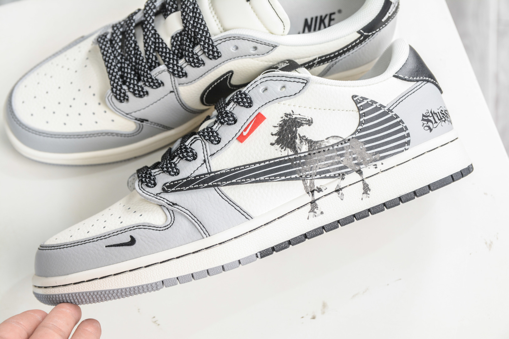 270 TS x Air Jordan x Stussy AJ1 Low 倒钩低帮联名斯图西马年限定-米灰黑 JJ3508-550-Chinese UA Cheap High Quatity Brand Clothes Bags handbags Sneakers wholesale wholesaler seller from China Factory suppliers Fashion Clothing Shoes best Quality Beautiful Price 270 TS x Air Jordan x Stussy AJ1 Low 倒钩低帮联名斯图西马年限定-米灰黑 JJ3508-550
