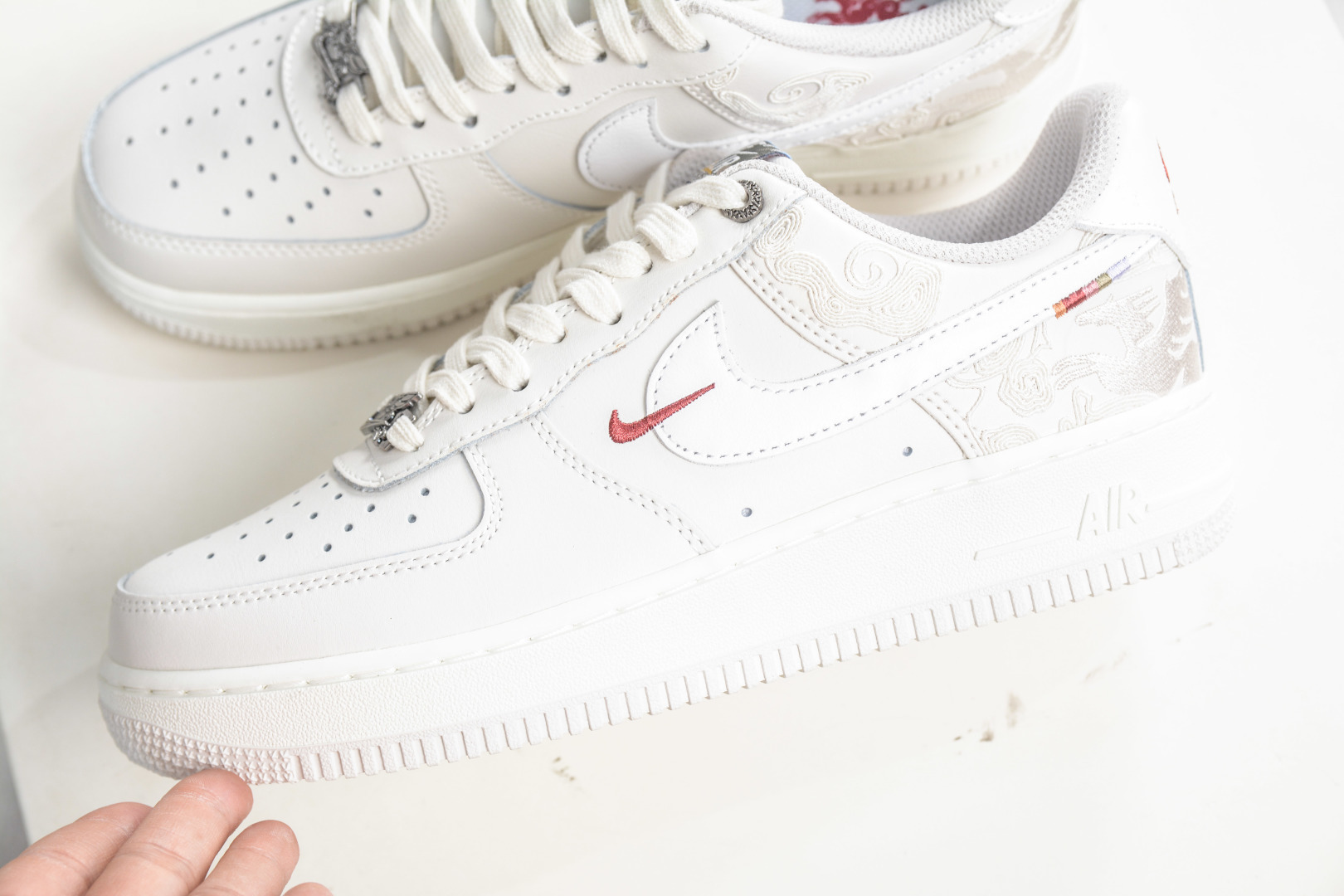 250 LJ版Nike Air Force 1 '07 Pegasus Pack 马年限定CNY新年款脱缰系列 舒适贴合 透气低帮板鞋 IQ1119-011-Chinese UA Cheap High Quatity Brand Clothes Bags handbags Sneakers wholesale wholesaler seller from China Factory suppliers Fashion Clothing Shoes best Quality Beautiful Price 250 LJ版Nike Air Force 1 '07 Pegasus Pack 马年限定CNY新年款脱缰系列 舒适贴合 透气低帮板鞋 IQ1119-011