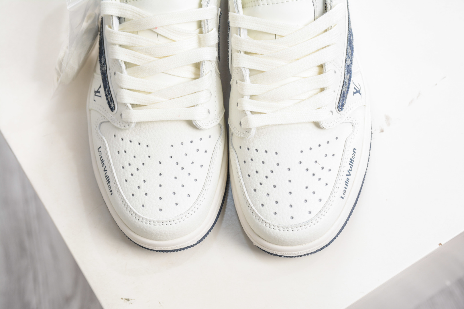 270 TS x Air Jordan x Louis Vuitton AJ1 Low 倒钩低帮LV联名-蓝红牛仔勾 JW1188-168-Chinese UA Cheap High Quatity Brand Clothes Bags handbags Sneakers wholesale wholesaler seller from China Factory suppliers Fashion Clothing Shoes best Quality Beautiful Price 270 TS x Air Jordan x Louis Vuitton AJ1 Low 倒钩低帮LV联名-蓝红牛仔勾 JW1188-168
