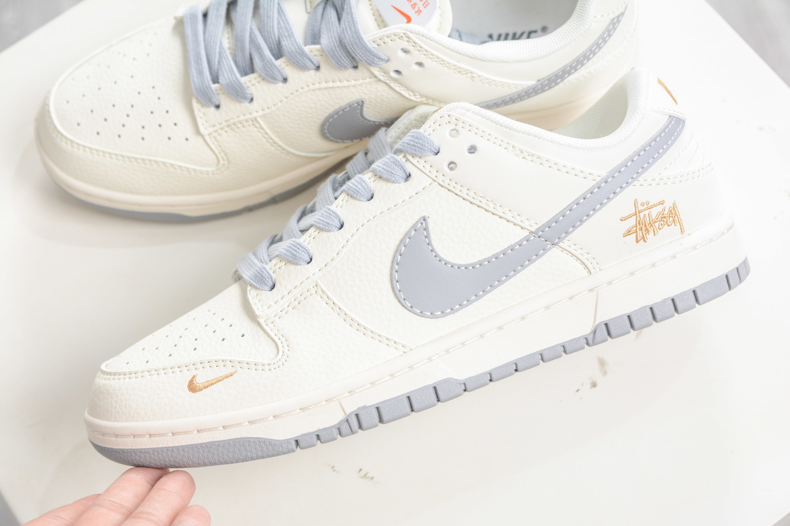 270 Nike SB Dunk Low X Stussy 斯图西联名-白灰小金钩 JP1628-040-Chinese UA Cheap High Quatity Brand Clothes Bags handbags Sneakers wholesale wholesaler seller from China Factory suppliers Fashion Clothing Shoes best Quality Beautiful Price 270 Nike SB Dunk Low X Stussy 斯图西联名-白灰小金钩 JP1628-040