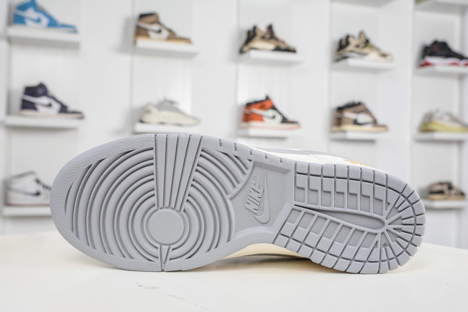 270 Nike SB Dunk Low X Stussy 斯图西联名-白灰小金钩 JP1628-040-Chinese UA Cheap High Quatity Brand Clothes Bags handbags Sneakers wholesale wholesaler seller from China Factory suppliers Fashion Clothing Shoes best Quality Beautiful Price 270 Nike SB Dunk Low X Stussy 斯图西联名-白灰小金钩 JP1628-040