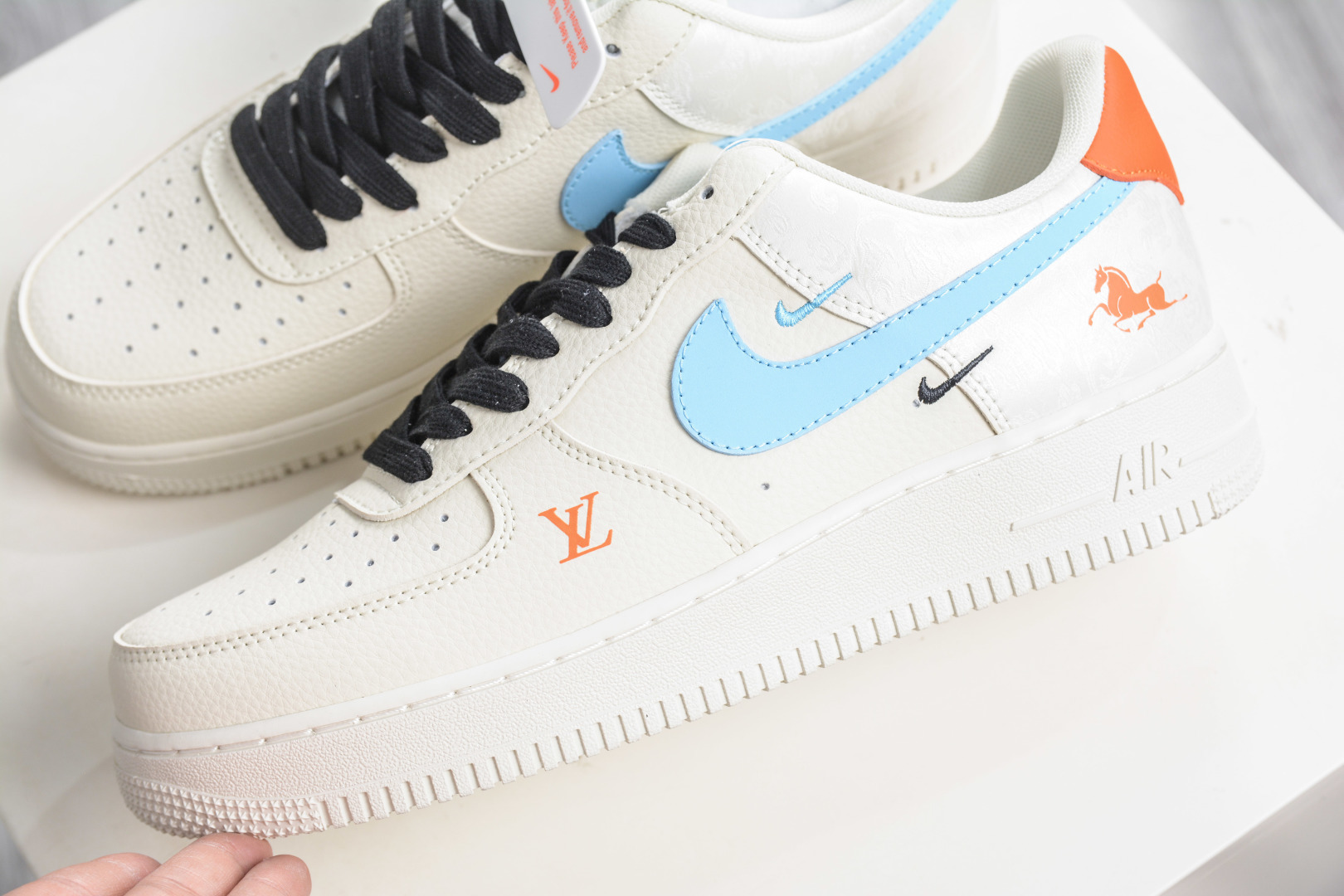 260 Nike Air Force 1 Low 07 x Louis Vuitton LV联名马年限定-白蓝橙 FV3694-100-Chinese UA Cheap High Quatity Brand Clothes Bags handbags Sneakers wholesale wholesaler seller from China Factory suppliers Fashion Clothing Shoes best Quality Beautiful Price 260 Nike Air Force 1 Low 07 x Louis Vuitton LV联名马年限定-白蓝橙 FV3694-100