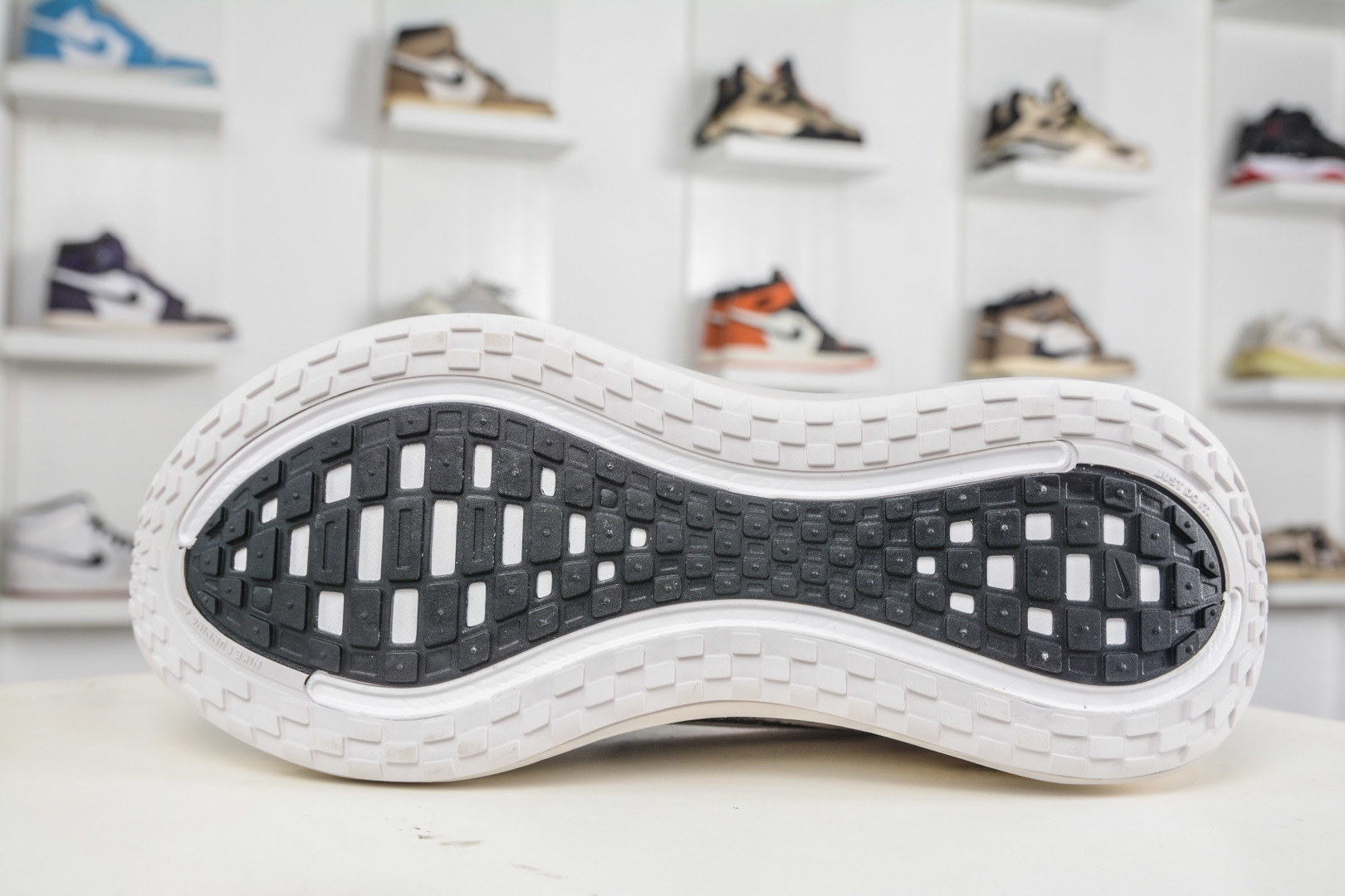 180 X版 Nike Air Zoom Vomero PLUS 全新科技提前原鞋开发 运动跑鞋 IH2268-100-Chinese UA Cheap High Quatity Brand Clothes Bags handbags Sneakers wholesale wholesaler seller from China Factory suppliers Fashion Clothing Shoes best Quality Beautiful Price 180 X版 Nike Air Zoom Vomero PLUS 全新科技提前原鞋开发 运动跑鞋 IH2268-100