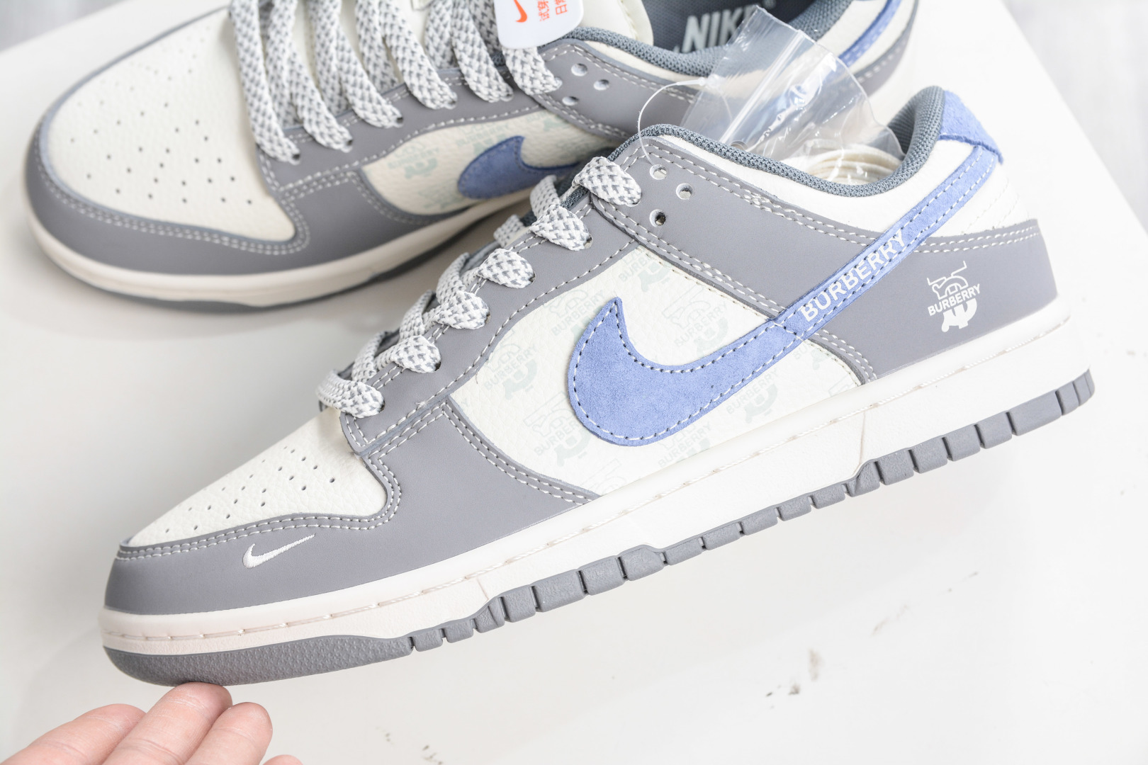270 Nike SB Dunk Low x Burberry 巴宝莉联名-白灰蓝 JP1628-035-Chinese UA Cheap High Quatity Brand Clothes Bags handbags Sneakers wholesale wholesaler seller from China Factory suppliers Fashion Clothing Shoes best Quality Beautiful Price 270 Nike SB Dunk Low x Burberry 巴宝莉联名-白灰蓝 JP1628-035