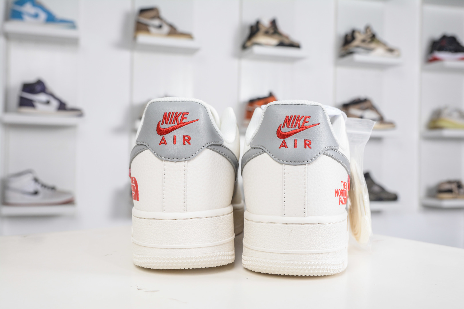 260 The North Face x NIke Air Force 1 北面联名-米灰红标 MM3399-802-Chinese UA Cheap High Quatity Brand Clothes Bags handbags Sneakers wholesale wholesaler seller from China Factory suppliers Fashion Clothing Shoes best Quality Beautiful Price 260 The North Face x NIke Air Force 1 北面联名-米灰红标 MM3399-802