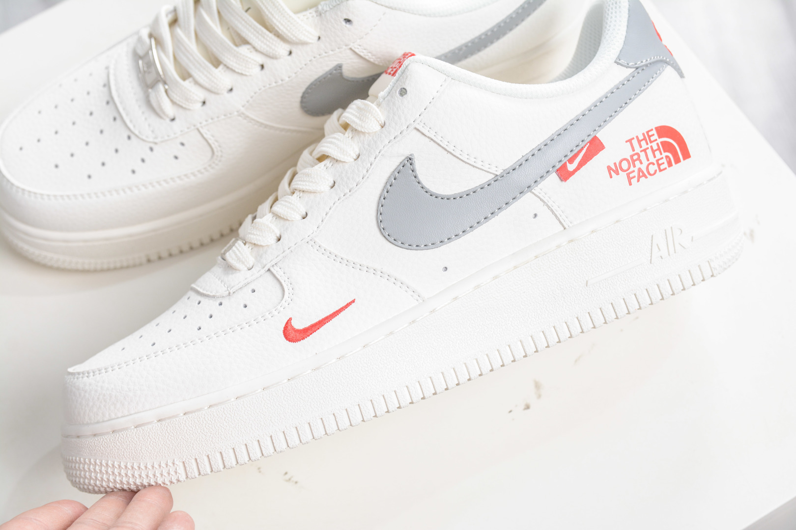 260 The North Face x NIke Air Force 1 北面联名-米灰红标 MM3399-802-Chinese UA Cheap High Quatity Brand Clothes Bags handbags Sneakers wholesale wholesaler seller from China Factory suppliers Fashion Clothing Shoes best Quality Beautiful Price 260 The North Face x NIke Air Force 1 北面联名-米灰红标 MM3399-802