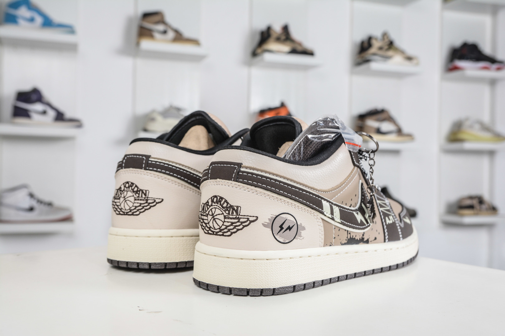 270 Nike Air Jordan 1 Low x Fragment design 闪电联名-灰棕黑 LR8888-018-Chinese UA Cheap High Quatity Brand Clothes Bags handbags Sneakers wholesale wholesaler seller from China Factory suppliers Fashion Clothing Shoes best Quality Beautiful Price 270 Nike Air Jordan 1 Low x Fragment design 闪电联名-灰棕黑 LR8888-018