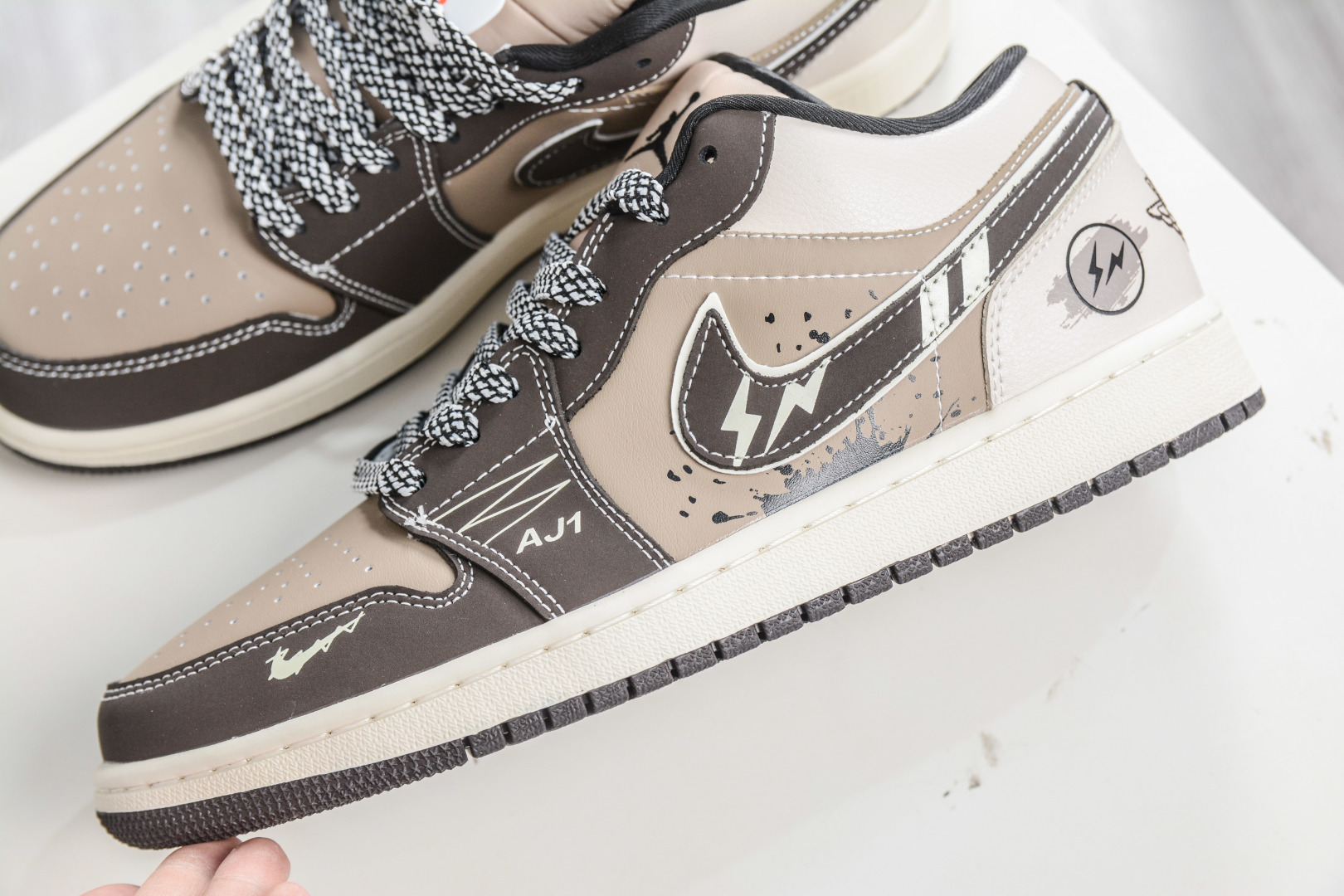 270 Nike Air Jordan 1 Low x Fragment design 闪电联名-灰棕黑 LR8888-018-Chinese UA Cheap High Quatity Brand Clothes Bags handbags Sneakers wholesale wholesaler seller from China Factory suppliers Fashion Clothing Shoes best Quality Beautiful Price 270 Nike Air Jordan 1 Low x Fragment design 闪电联名-灰棕黑 LR8888-018