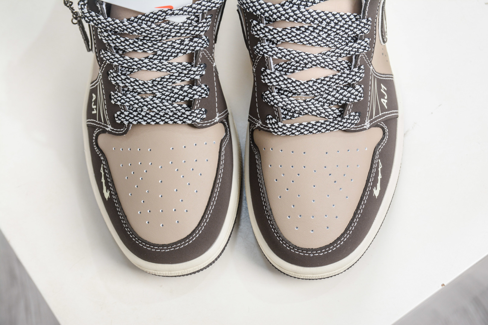 270 Nike Air Jordan 1 Low x Fragment design 闪电联名-灰棕黑 LR8888-018-Chinese UA Cheap High Quatity Brand Clothes Bags handbags Sneakers wholesale wholesaler seller from China Factory suppliers Fashion Clothing Shoes best Quality Beautiful Price 270 Nike Air Jordan 1 Low x Fragment design 闪电联名-灰棕黑 LR8888-018