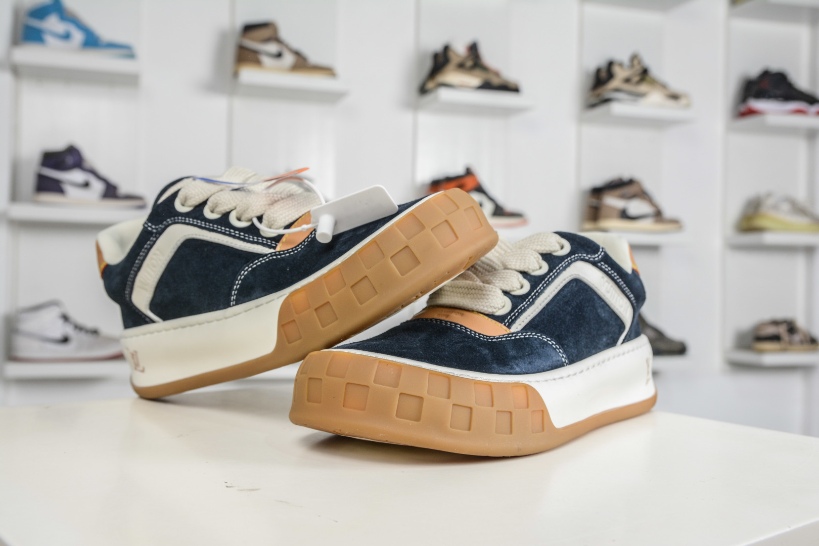 400 LOUIS VUITTON Tilted 系列|2026 早春全新上架 LV 路易威登 Tilted Low Sneakers 倾斜系列低帮复古休闲运动板鞋-Chinese UA Cheap High Quatity Brand Clothes Bags handbags Sneakers wholesale wholesaler seller from China Factory suppliers Fashion Clothing Shoes best Quality Beautiful Price 400 LOUIS VUITTON Tilted 系列|2026 早春全新上架 LV 路易威登 Tilted Low Sneakers 倾斜系列低帮复古休闲运动板鞋