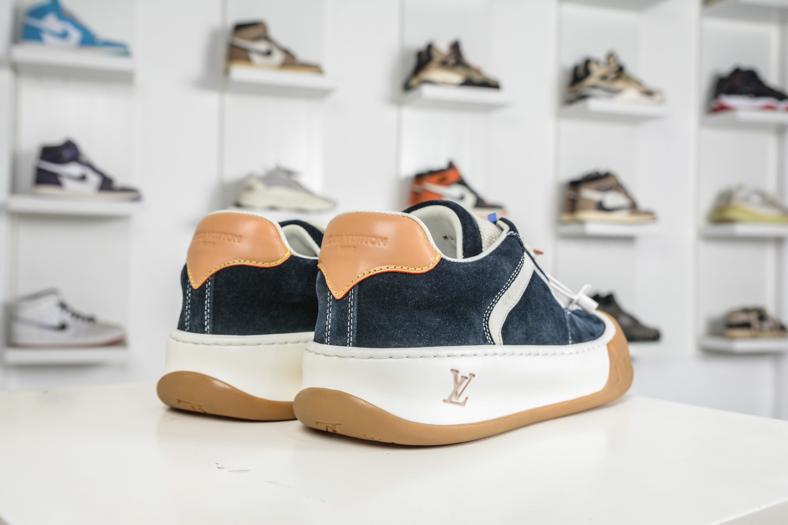 400 LOUIS VUITTON Tilted 系列|2026 早春全新上架 LV 路易威登 Tilted Low Sneakers 倾斜系列低帮复古休闲运动板鞋-Chinese UA Cheap High Quatity Brand Clothes Bags handbags Sneakers wholesale wholesaler seller from China Factory suppliers Fashion Clothing Shoes best Quality Beautiful Price 400 LOUIS VUITTON Tilted 系列|2026 早春全新上架 LV 路易威登 Tilted Low Sneakers 倾斜系列低帮复古休闲运动板鞋