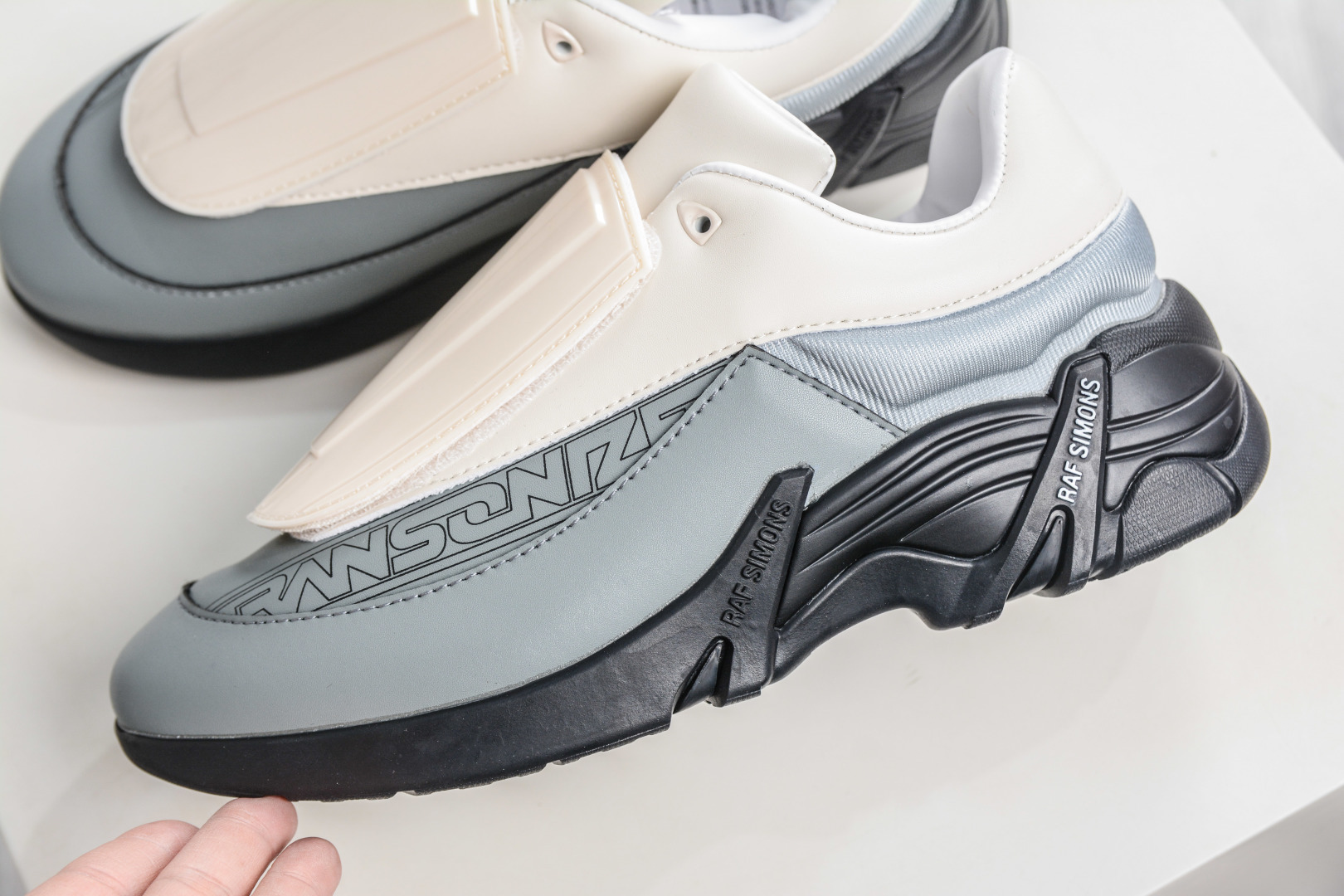 260 RAF SIMONS CYLON-21 潮流运动 圆头系带 低帮休闲鞋采用光滑皮革 HR740009L-330-Chinese UA Cheap High Quatity Brand Clothes Bags handbags Sneakers wholesale wholesaler seller from China Factory suppliers Fashion Clothing Shoes best Quality Beautiful Price 260 RAF SIMONS CYLON-21 潮流运动 圆头系带 低帮休闲鞋采用光滑皮革 HR740009L-330