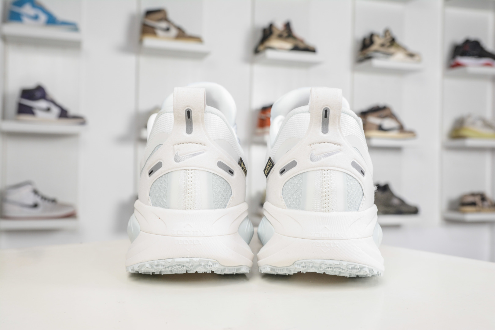180 Nike Air Zoom Vomero 18 GTX HQ7001-100-Chinese UA Cheap High Quatity Brand Clothes Bags handbags Sneakers wholesale wholesaler seller from China Factory suppliers Fashion Clothing Shoes best Quality Beautiful Price 180 Nike Air Zoom Vomero 18 GTX HQ7001-100