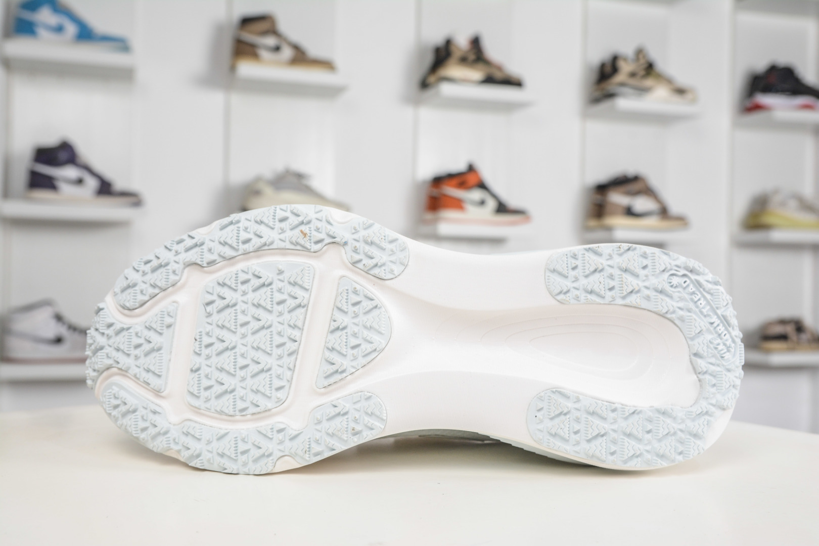 180 Nike Air Zoom Vomero 18 GTX HQ7001-100-Chinese UA Cheap High Quatity Brand Clothes Bags handbags Sneakers wholesale wholesaler seller from China Factory suppliers Fashion Clothing Shoes best Quality Beautiful Price 180 Nike Air Zoom Vomero 18 GTX HQ7001-100