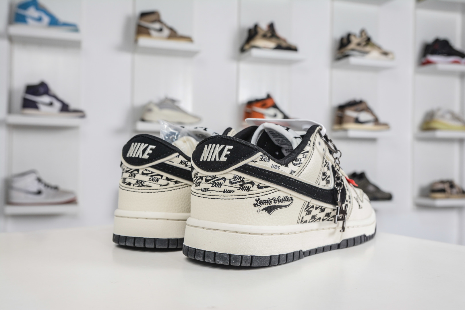 270 Nike SB Dunk Low x Louis Vuitton LV联名-白黑 MN1688-103-Chinese UA Cheap High Quatity Brand Clothes Bags handbags Sneakers wholesale wholesaler seller from China Factory suppliers Fashion Clothing Shoes best Quality Beautiful Price 270 Nike SB Dunk Low x Louis Vuitton LV联名-白黑 MN1688-103