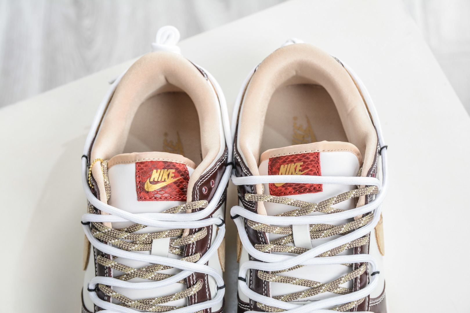 290 Nike SB Dunk Low 马年限定 白酒红棕勾绑带 YX5066-C90-Chinese UA Cheap High Quatity Brand Clothes Bags handbags Sneakers wholesale wholesaler seller from China Factory suppliers Fashion Clothing Shoes best Quality Beautiful Price 290 Nike SB Dunk Low 马年限定 白酒红棕勾绑带 YX5066-C90