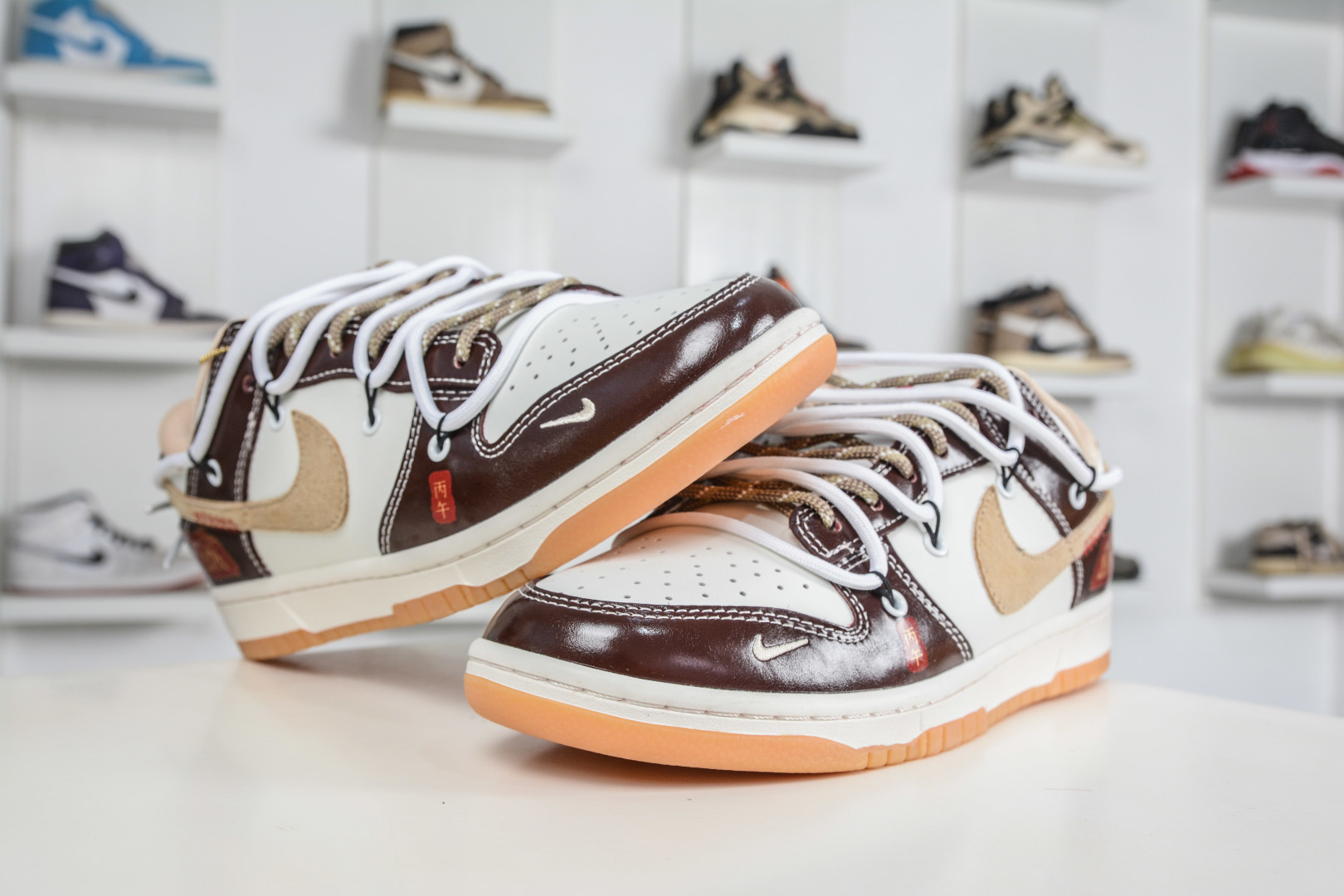290 Nike SB Dunk Low 马年限定 白酒红棕勾绑带 YX5066-C90-Chinese UA Cheap High Quatity Brand Clothes Bags handbags Sneakers wholesale wholesaler seller from China Factory suppliers Fashion Clothing Shoes best Quality Beautiful Price 290 Nike SB Dunk Low 马年限定 白酒红棕勾绑带 YX5066-C90