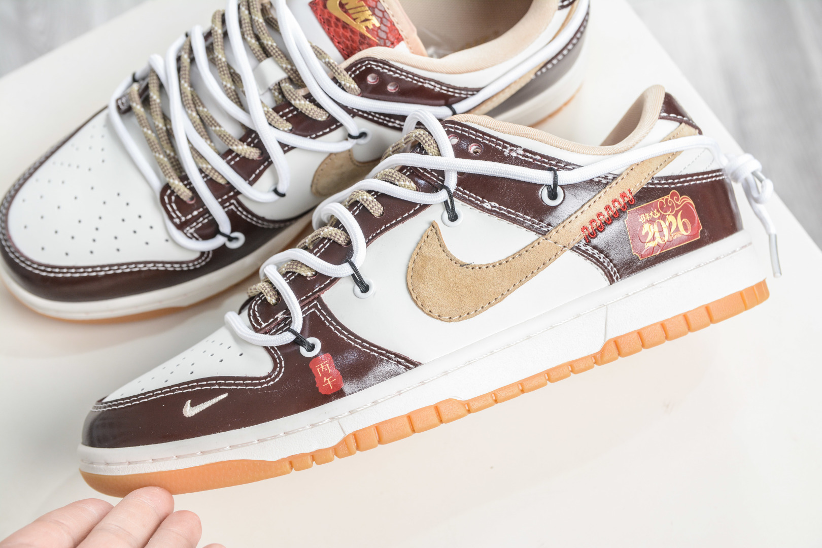 290 Nike SB Dunk Low 马年限定 白酒红棕勾绑带 YX5066-C90-Chinese UA Cheap High Quatity Brand Clothes Bags handbags Sneakers wholesale wholesaler seller from China Factory suppliers Fashion Clothing Shoes best Quality Beautiful Price 290 Nike SB Dunk Low 马年限定 白酒红棕勾绑带 YX5066-C90