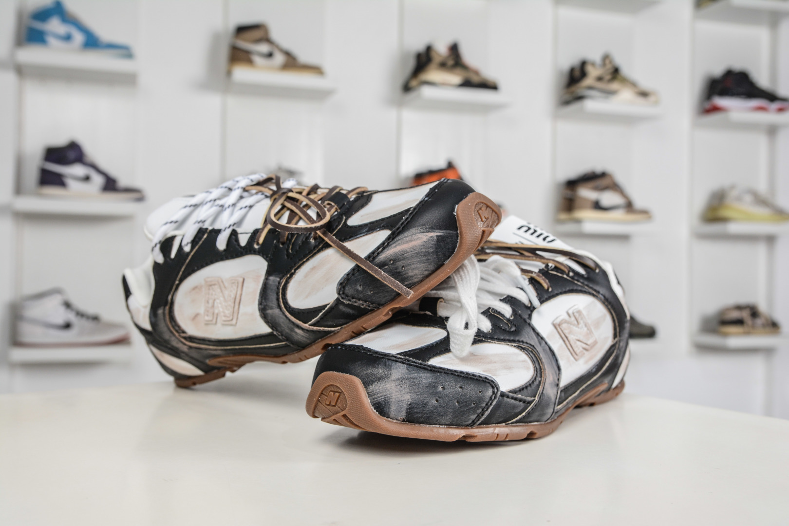 220 Miu Miu x New Balance联名款运动鞋 New Balance 530 学院少女风 联名款只保留了旧版NB530
