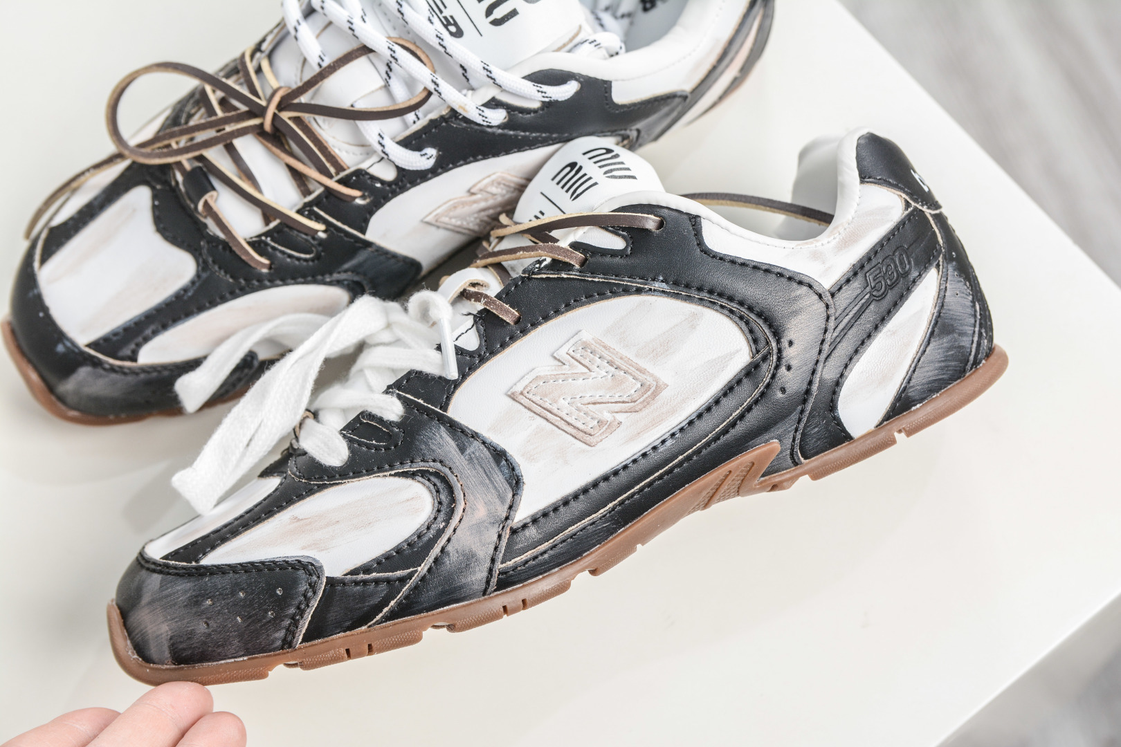220 Miu Miu x New Balance联名款运动鞋 New Balance 530 学院少女风 联名款只保留了旧版NB530