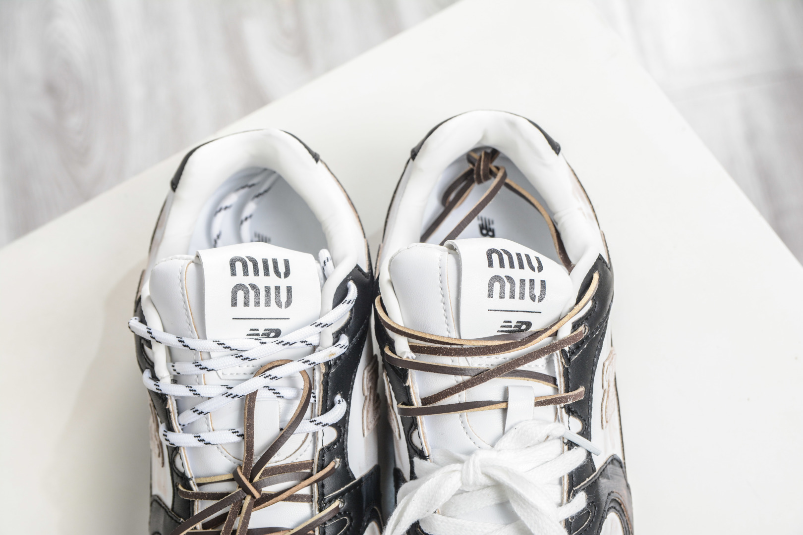 220 Miu Miu x New Balance联名款运动鞋 New Balance 530 学院少女风 联名款只保留了旧版NB530