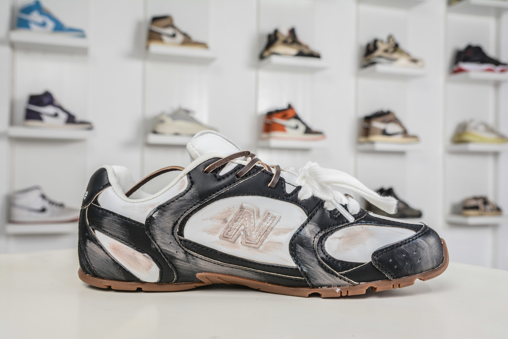 220 Miu Miu x New Balance联名款运动鞋 New Balance 530 学院少女风 联名款只保留了旧版NB530