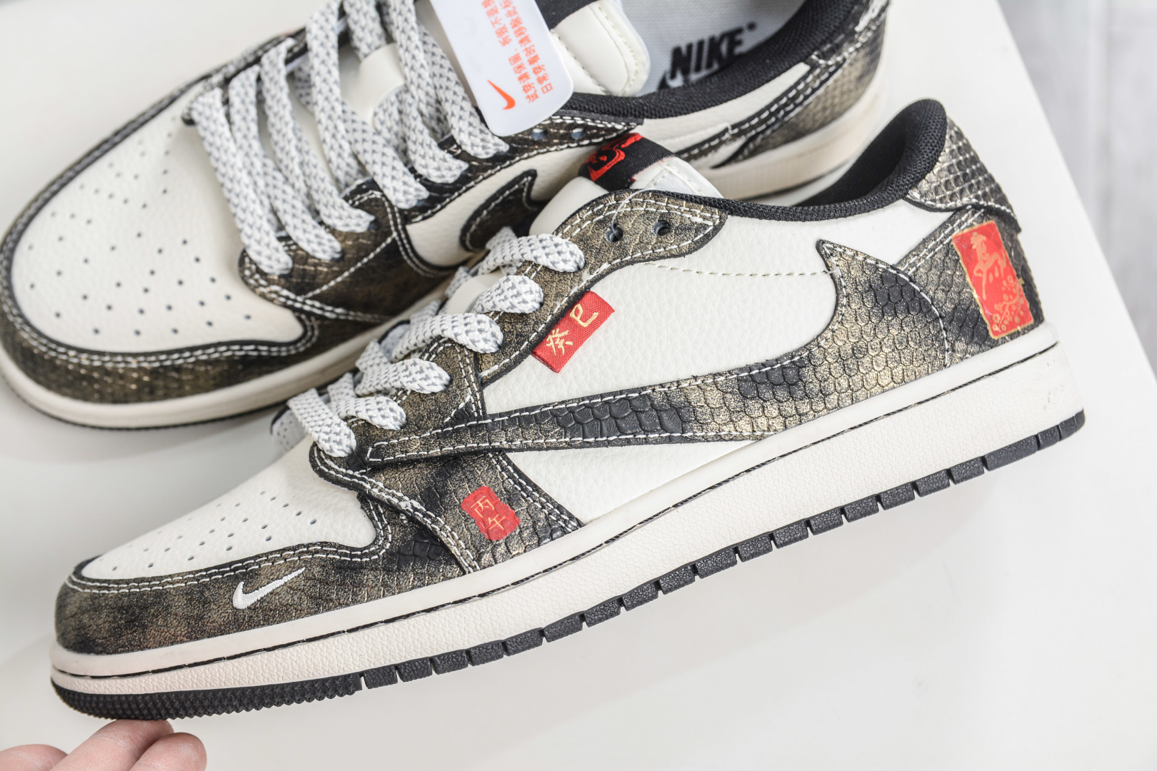 270 TS x Nike Air Jordan 1 Low 马年限定联名 白黑金蛇纹 YX5066-C09
