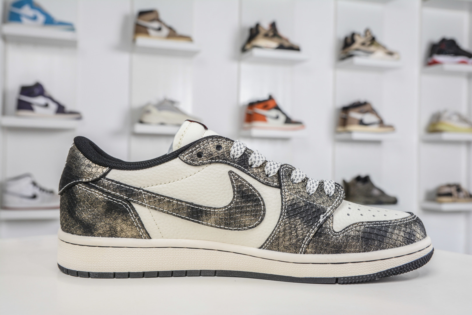 270 TS x Nike Air Jordan 1 Low 马年限定联名 白黑金蛇纹 YX5066-C09