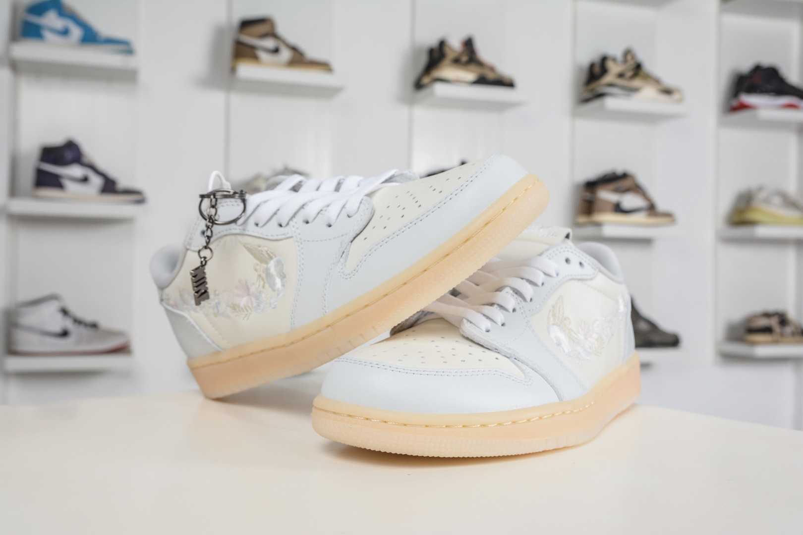 190 Air Jordan 1 Low ”Floral Swoosh” AJ1 乔1花朵刺绣 IF4391-100-Chinese UA Cheap High Quatity Brand Clothes Bags handbags Sneakers wholesale wholesaler seller from China Factory suppliers Fashion Clothing Shoes best Quality Beautiful Price 190 Air Jordan 1 Low ”Floral Swoosh” AJ1 乔1花朵刺绣 IF4391-100