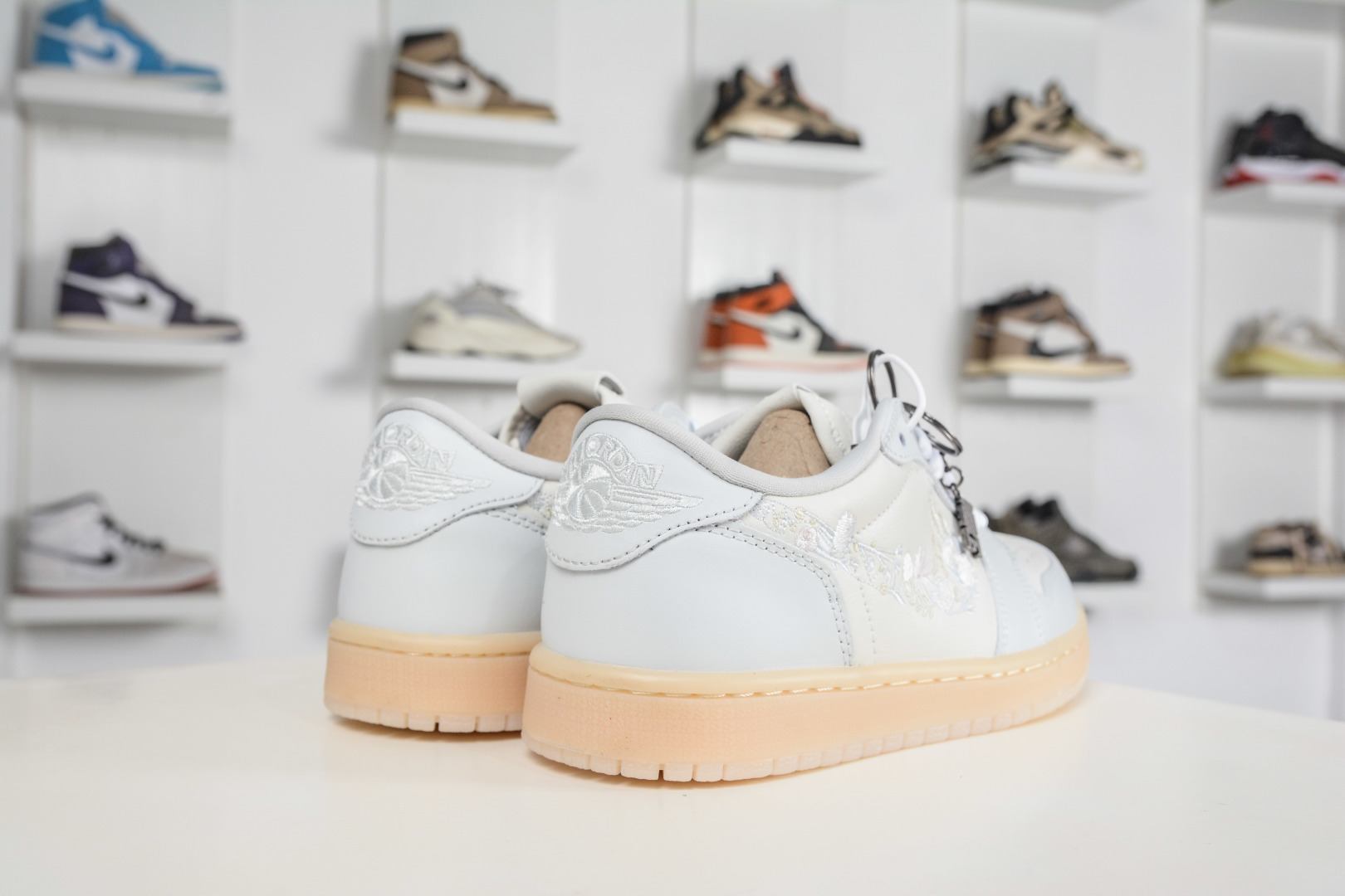 190 Air Jordan 1 Low ”Floral Swoosh” AJ1 乔1花朵刺绣 IF4391-100-Chinese UA Cheap High Quatity Brand Clothes Bags handbags Sneakers wholesale wholesaler seller from China Factory suppliers Fashion Clothing Shoes best Quality Beautiful Price 190 Air Jordan 1 Low ”Floral Swoosh” AJ1 乔1花朵刺绣 IF4391-100