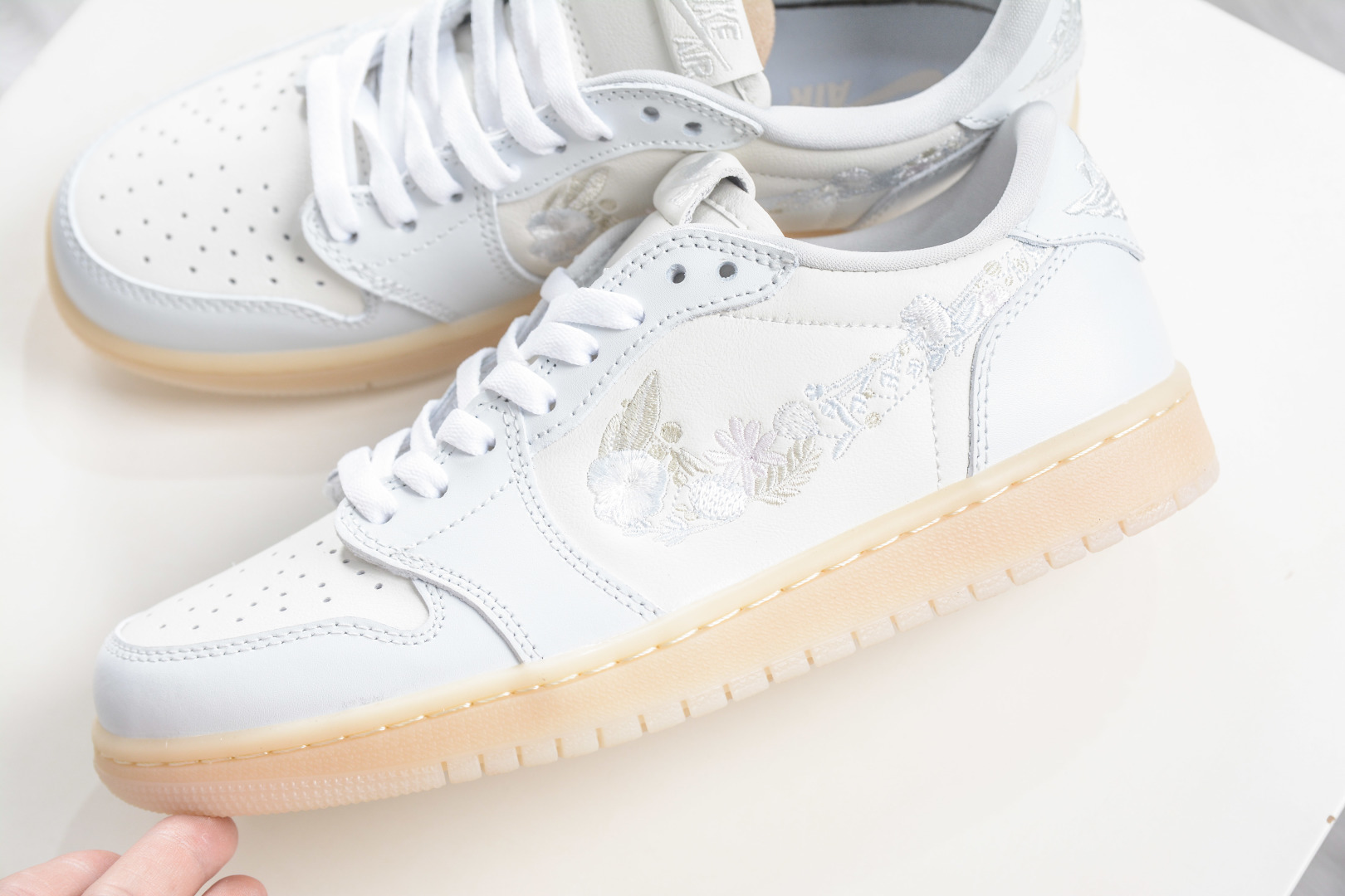 190 Air Jordan 1 Low ”Floral Swoosh” AJ1 乔1花朵刺绣 IF4391-100-Chinese UA Cheap High Quatity Brand Clothes Bags handbags Sneakers wholesale wholesaler seller from China Factory suppliers Fashion Clothing Shoes best Quality Beautiful Price 190 Air Jordan 1 Low ”Floral Swoosh” AJ1 乔1花朵刺绣 IF4391-100