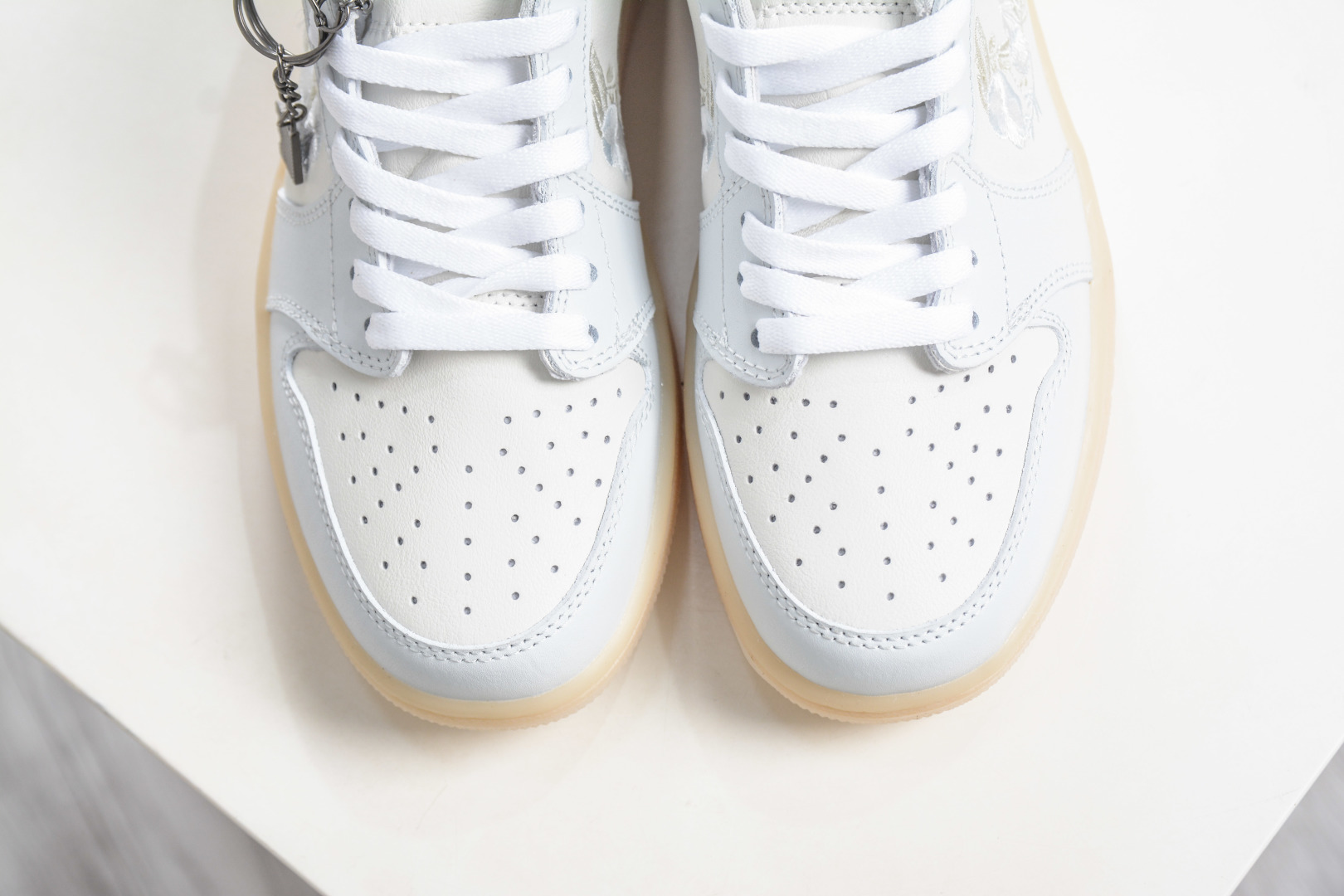 190 Air Jordan 1 Low ”Floral Swoosh” AJ1 乔1花朵刺绣 IF4391-100-Chinese UA Cheap High Quatity Brand Clothes Bags handbags Sneakers wholesale wholesaler seller from China Factory suppliers Fashion Clothing Shoes best Quality Beautiful Price 190 Air Jordan 1 Low ”Floral Swoosh” AJ1 乔1花朵刺绣 IF4391-100