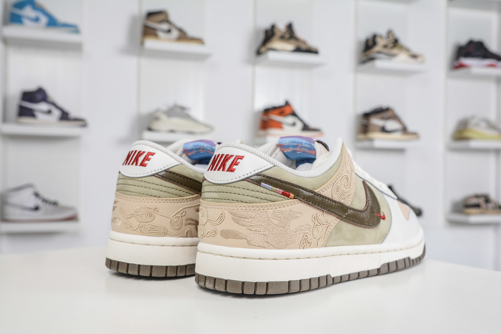 240 AY版NK SB Dunk Low Pro 马年限定 IQ1118-220-Chinese UA Cheap High Quatity Brand Clothes Bags handbags Sneakers wholesale wholesaler seller from China Factory suppliers Fashion Clothing Shoes best Quality Beautiful Price 240 AY版NK SB Dunk Low Pro 马年限定 IQ1118-220