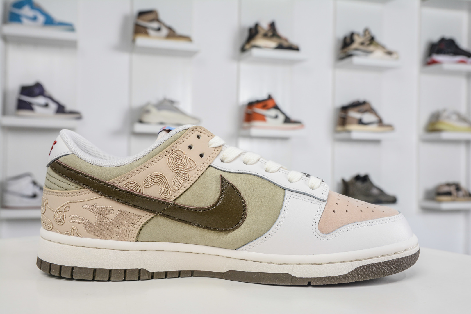 240 AY版NK SB Dunk Low Pro 马年限定 IQ1118-220-Chinese UA Cheap High Quatity Brand Clothes Bags handbags Sneakers wholesale wholesaler seller from China Factory suppliers Fashion Clothing Shoes best Quality Beautiful Price 240 AY版NK SB Dunk Low Pro 马年限定 IQ1118-220