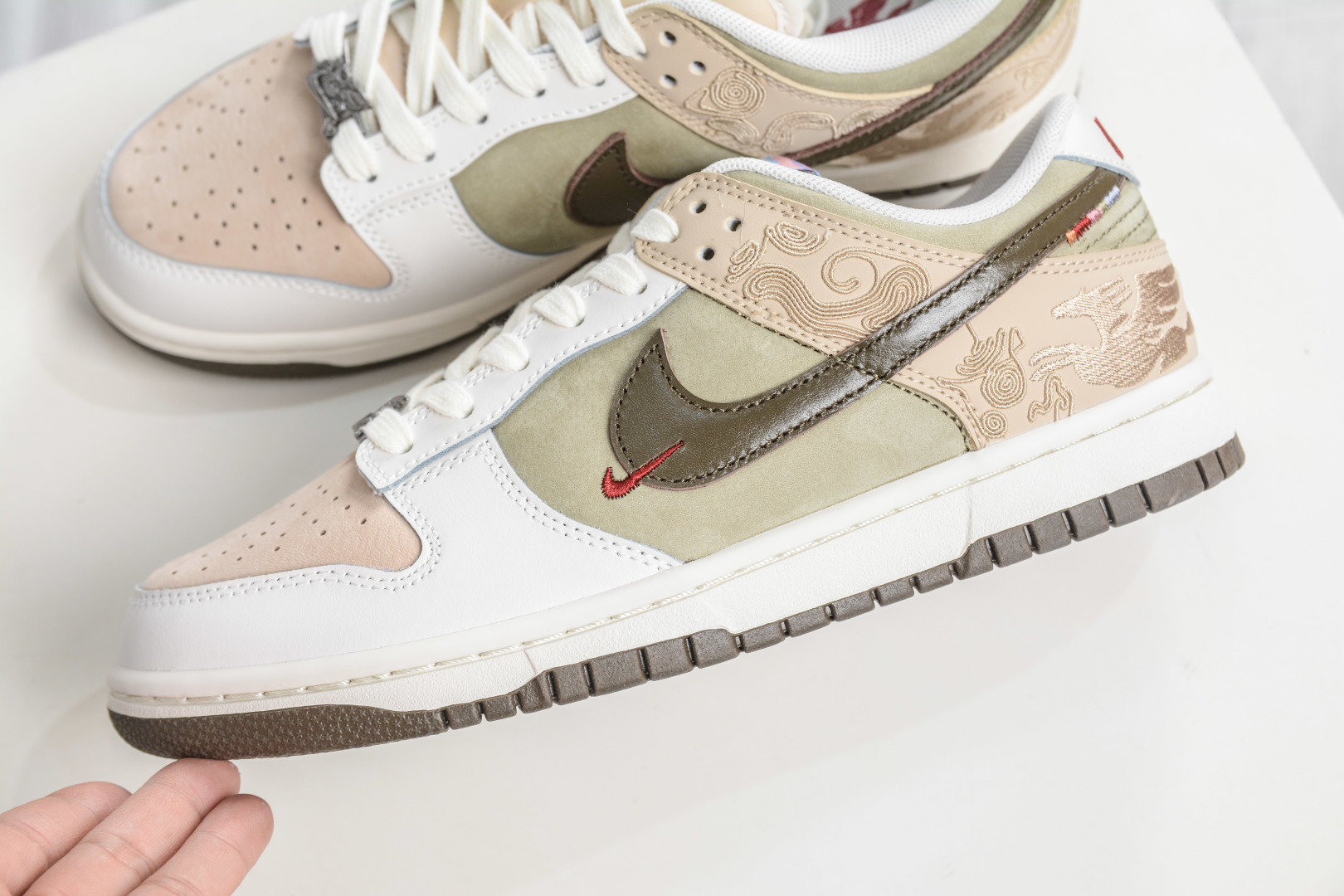 240 AY版NK SB Dunk Low Pro 马年限定 IQ1118-220-Chinese UA Cheap High Quatity Brand Clothes Bags handbags Sneakers wholesale wholesaler seller from China Factory suppliers Fashion Clothing Shoes best Quality Beautiful Price 240 AY版NK SB Dunk Low Pro 马年限定 IQ1118-220