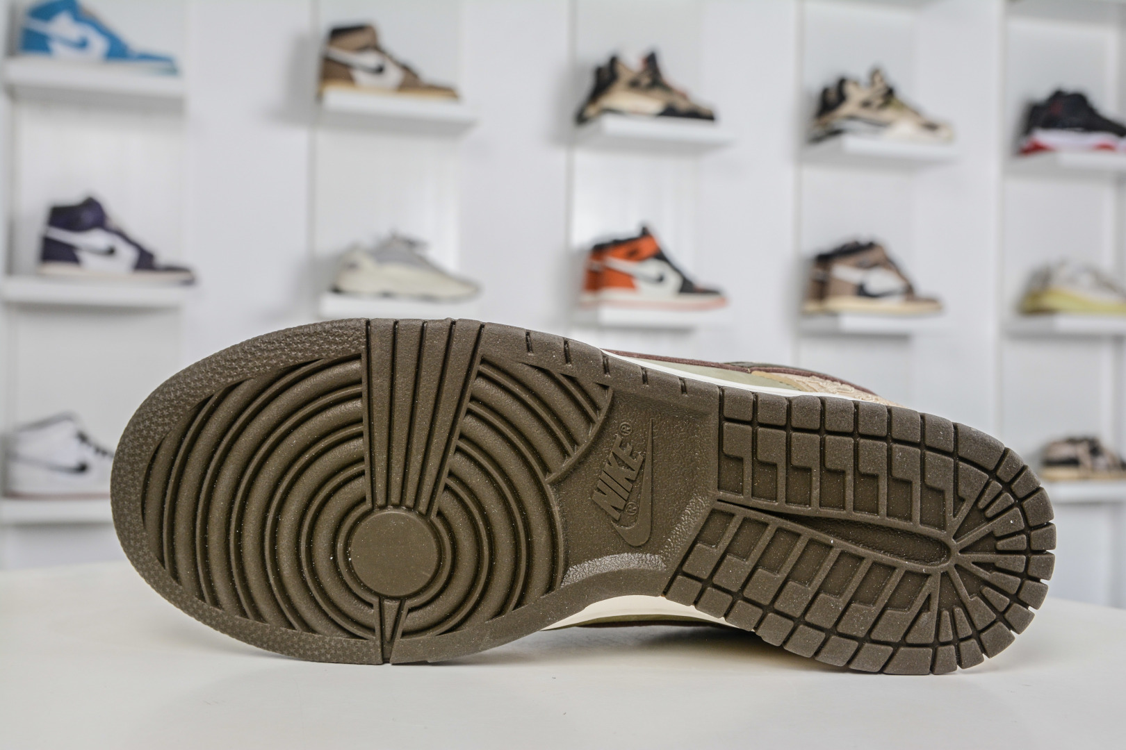 240 AY版NK SB Dunk Low Pro 马年限定 IQ1118-220-Chinese UA Cheap High Quatity Brand Clothes Bags handbags Sneakers wholesale wholesaler seller from China Factory suppliers Fashion Clothing Shoes best Quality Beautiful Price 240 AY版NK SB Dunk Low Pro 马年限定 IQ1118-220