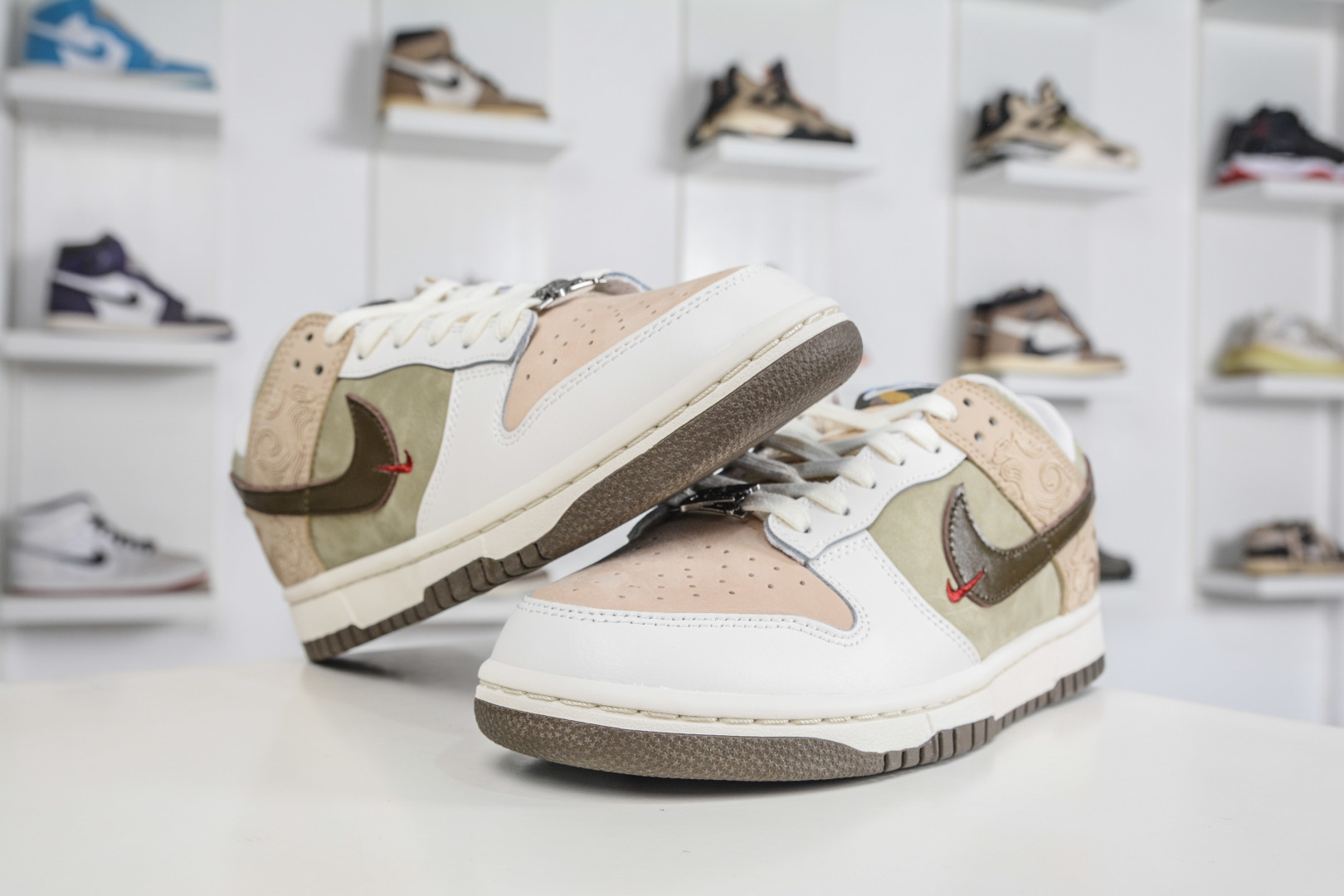 240 AY版NK SB Dunk Low Pro 马年限定 IQ1118-220-Chinese UA Cheap High Quatity Brand Clothes Bags handbags Sneakers wholesale wholesaler seller from China Factory suppliers Fashion Clothing Shoes best Quality Beautiful Price 240 AY版NK SB Dunk Low Pro 马年限定 IQ1118-220